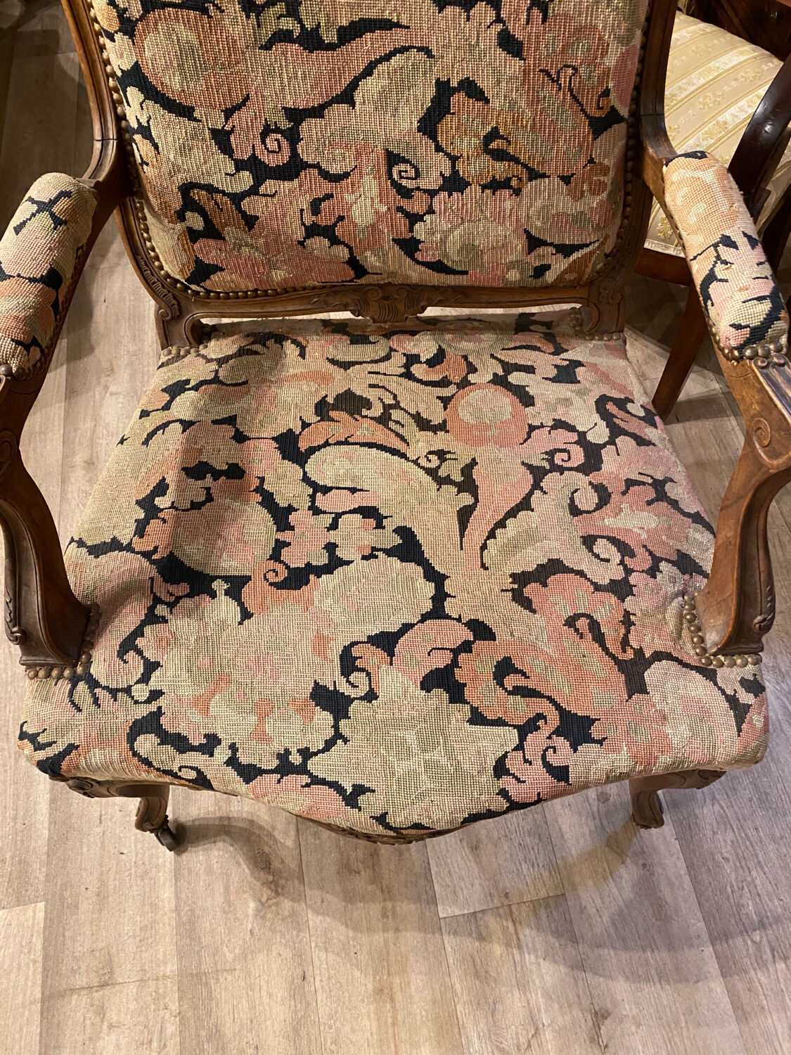 Fauteuil en noyer style Louis XV