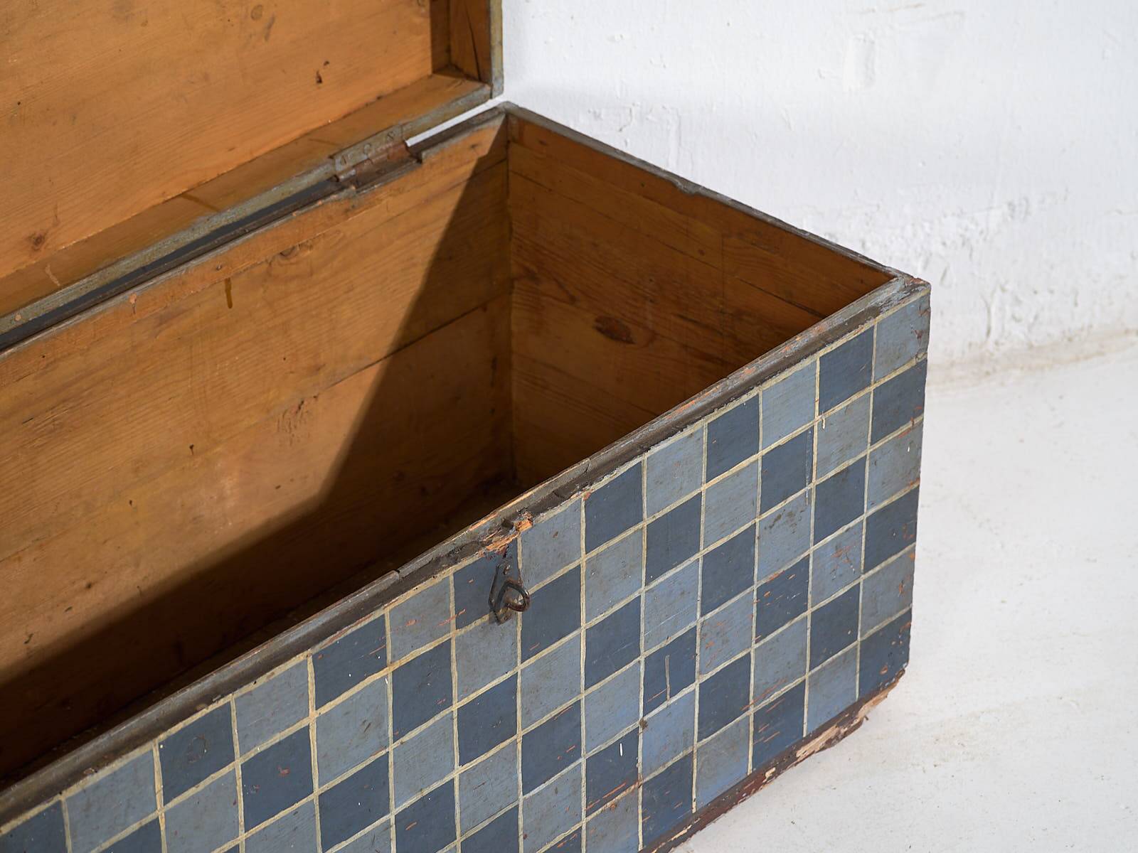 Antique painted trunk with geometric decoration (c.1920) #8