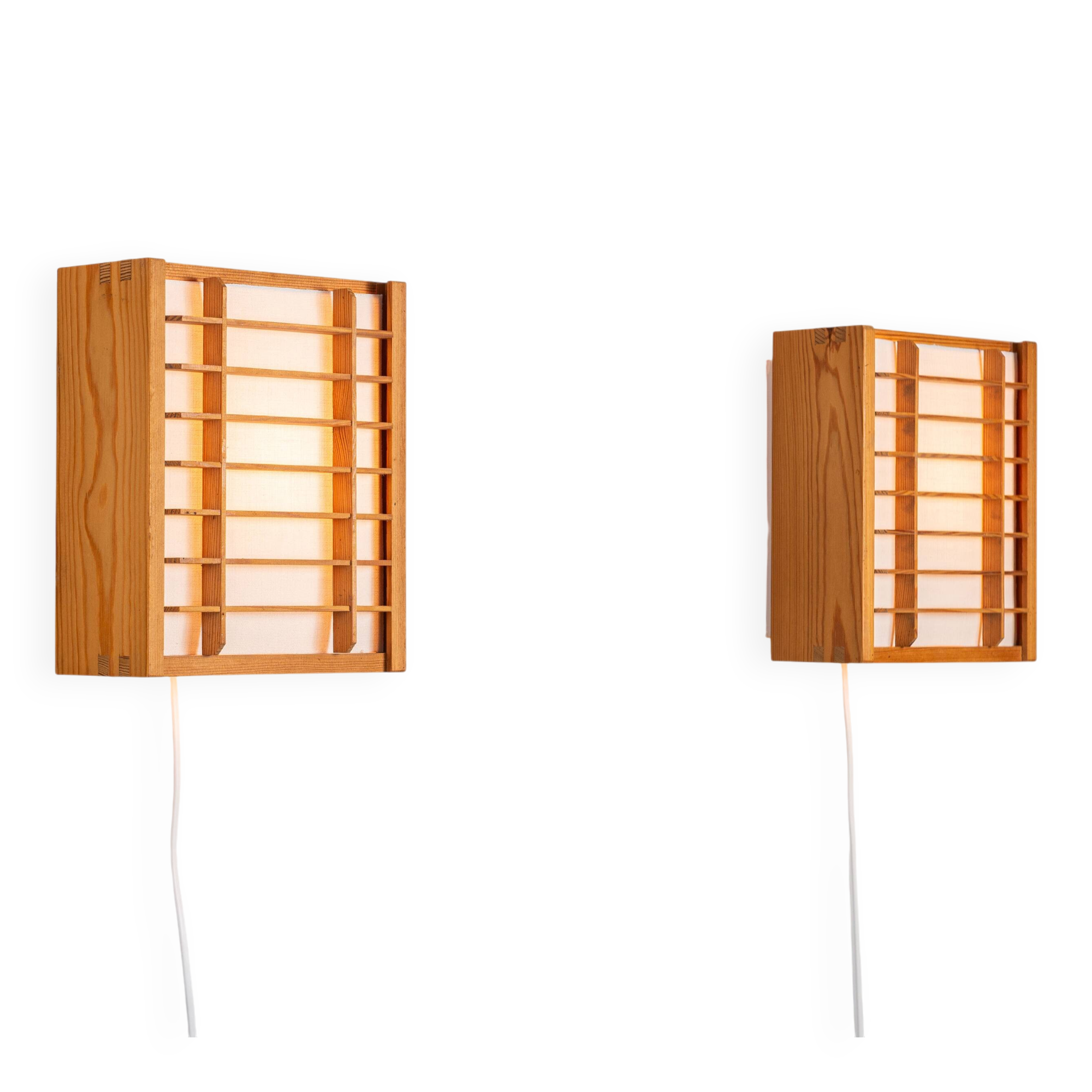Paire de lampes murales en pin produites par Alda Sweden