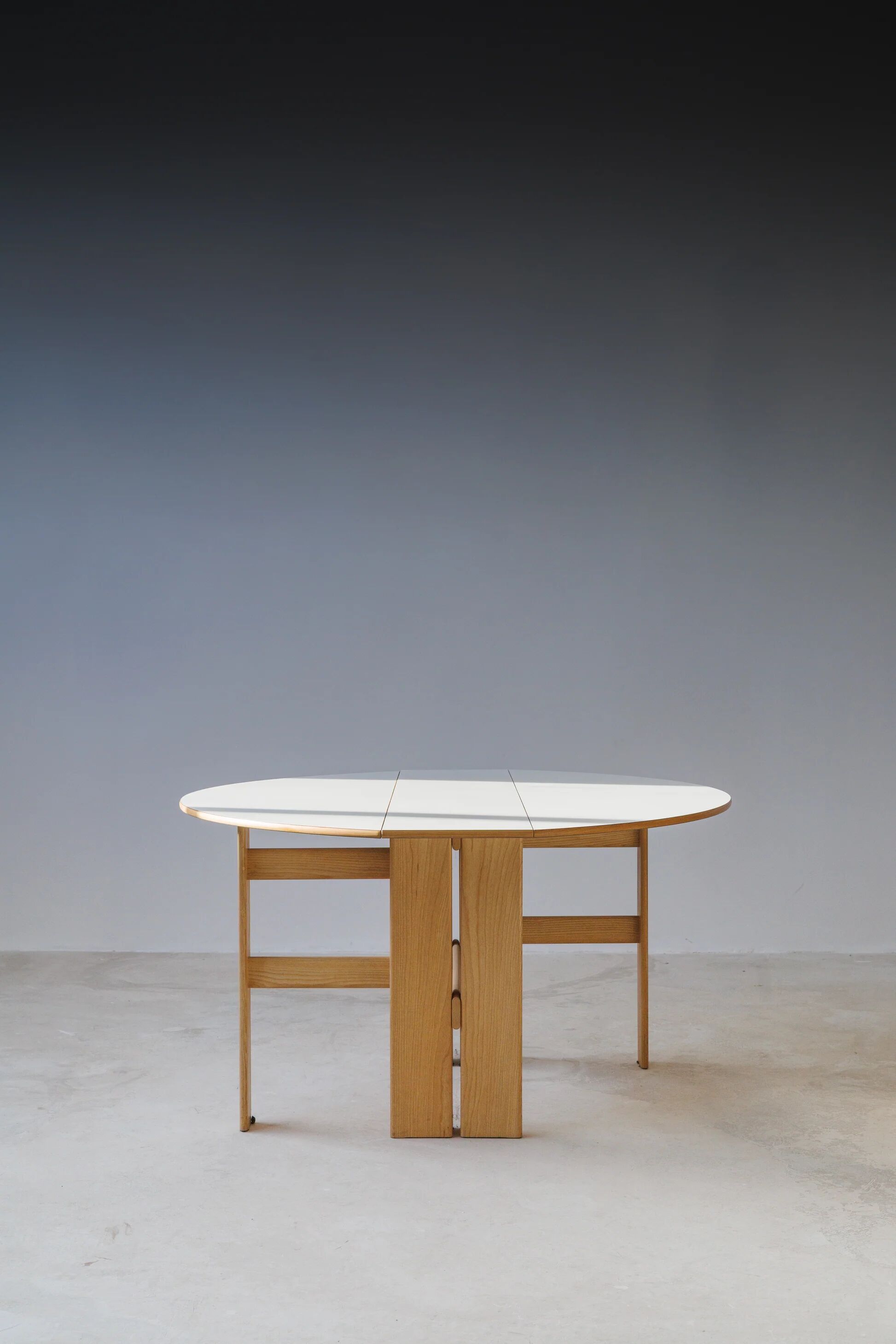 Scandinavian extendable dining table | contemporary design