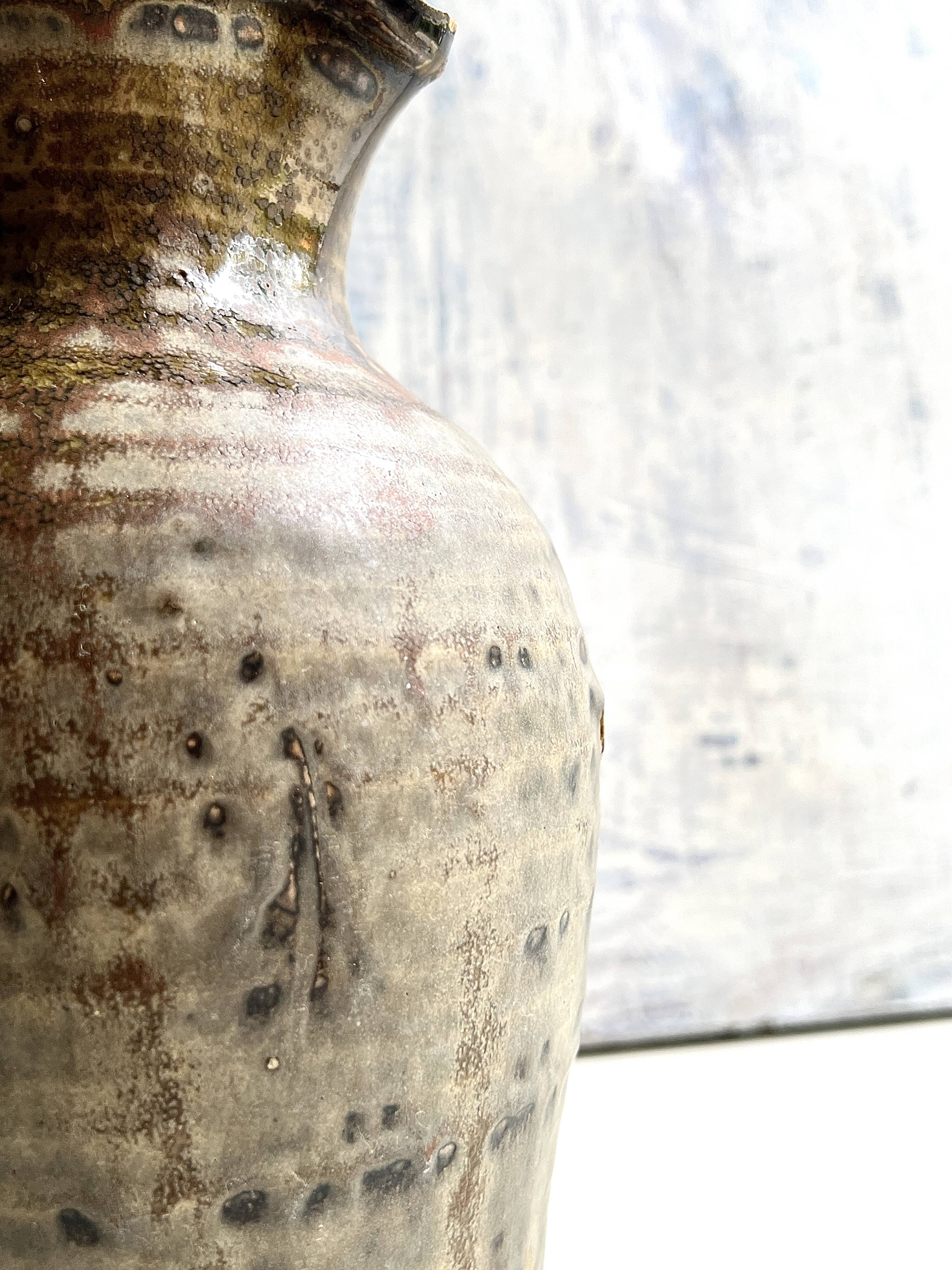 Large brutalist workshop carafe in glazed stoneware, signed, circa 1970.