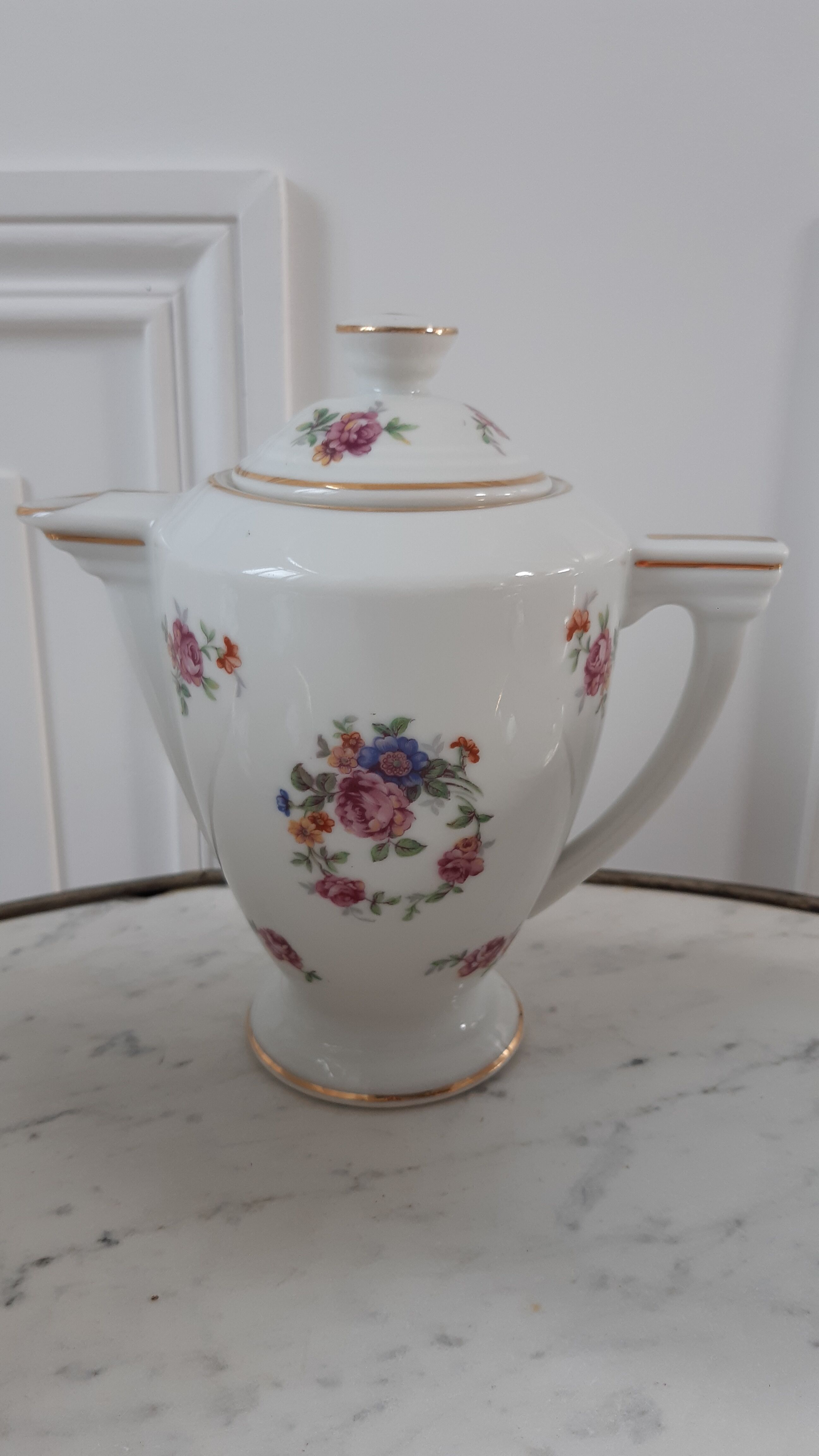 Service à café composé d'une cafetière et de 6 tasses et sous-tasses Limoges "Pallas" début XXème