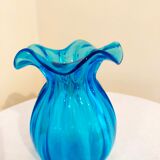 Vase bleu en verre soufflé