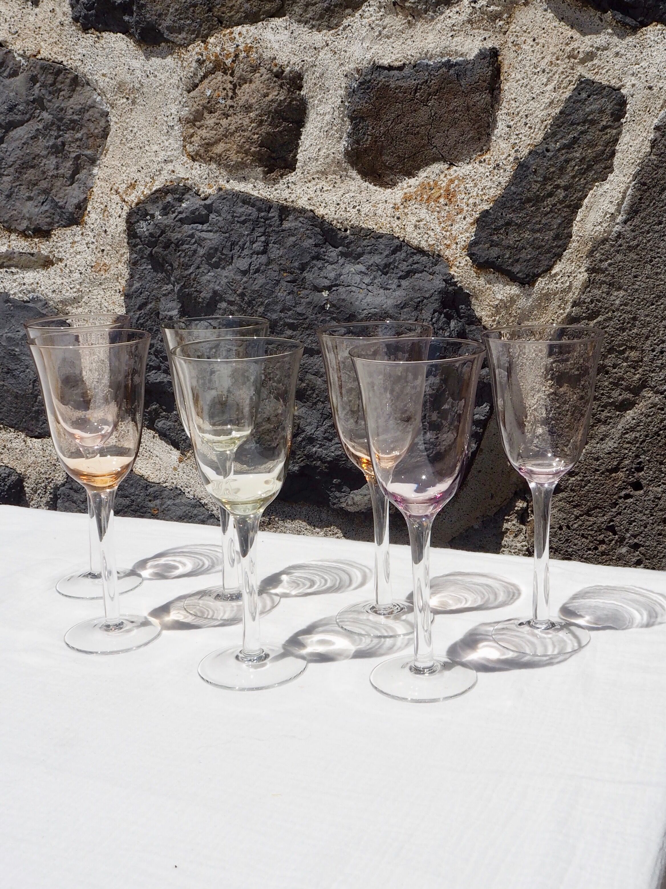 Set de 7 verres à vin en verre coloré