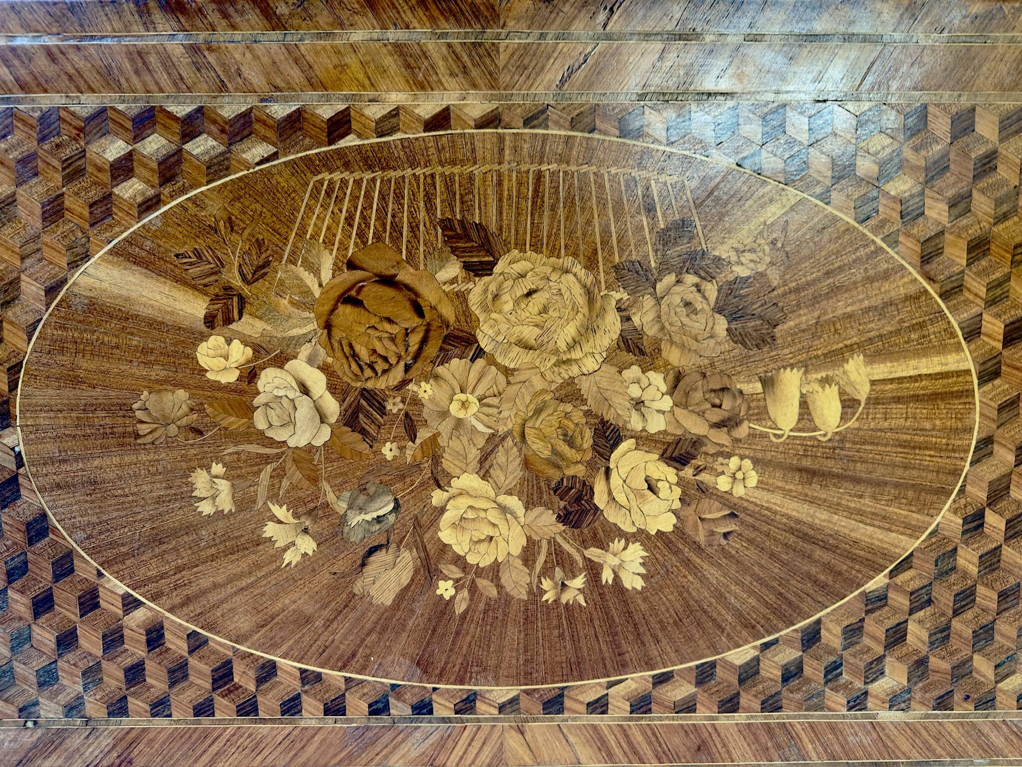 Commode en bois marqueté – Décor floral