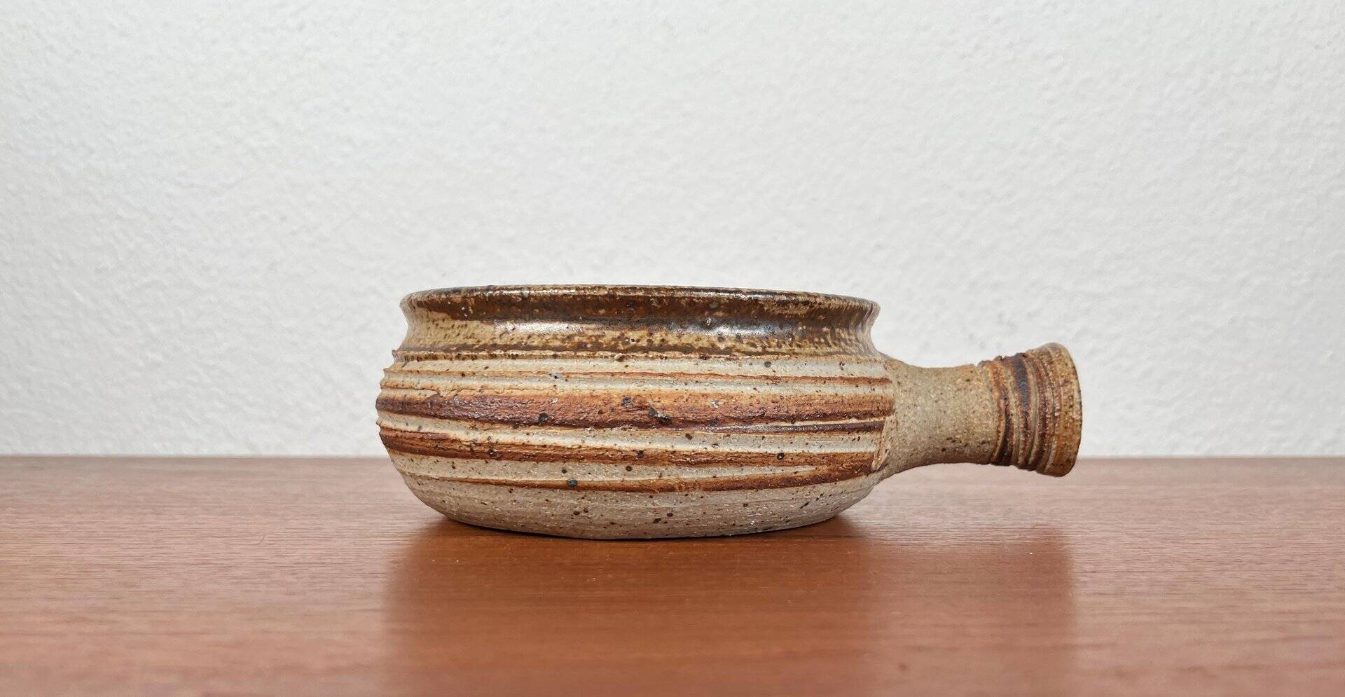 Danish studio pottery bowl from the mid-century by Tue Poulsen for Tue Keramik, 1960s.