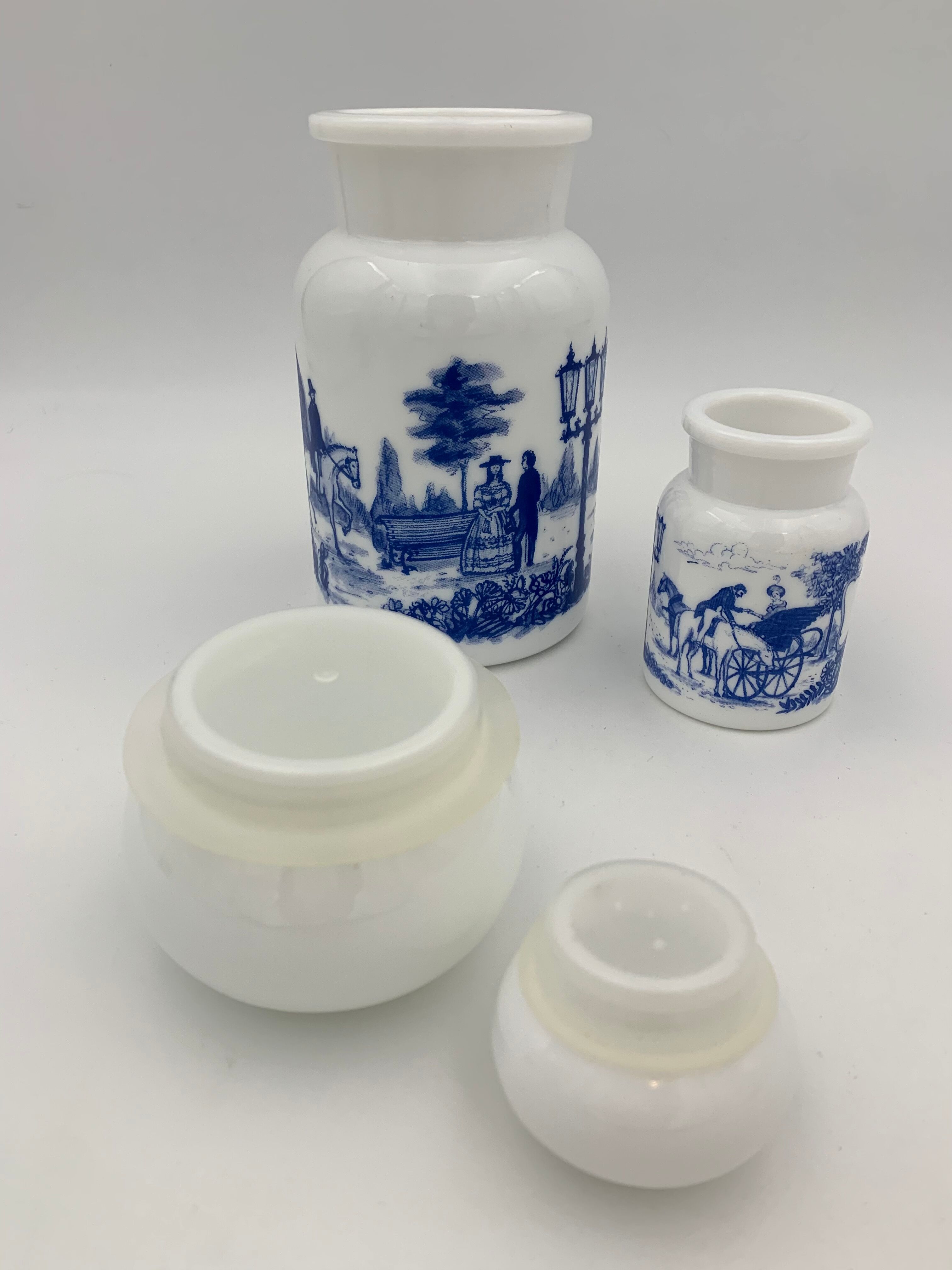 Lot de deux flacons vintage pots à épices bocaux en opaline blanche, décor bleu - Années 1970