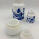 Lot de deux flacons vintage pots à épices bocaux en opaline blanche, décor bleu - Années 1970