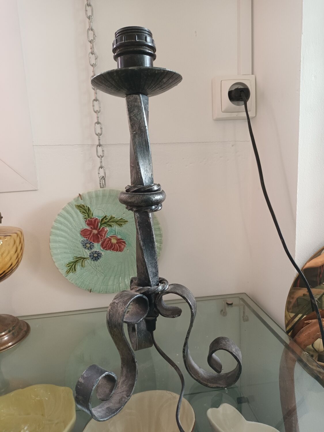 Wrought iron lamp to pose