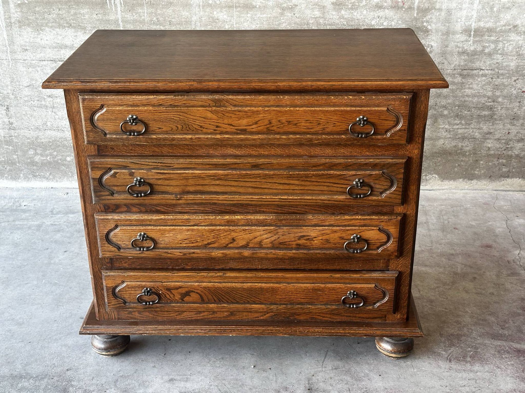 Vintage oak and veneer chest of drawers with 4 drawers.