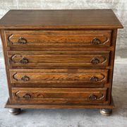 Vintage oak and veneer chest of drawers with 4 drawers.