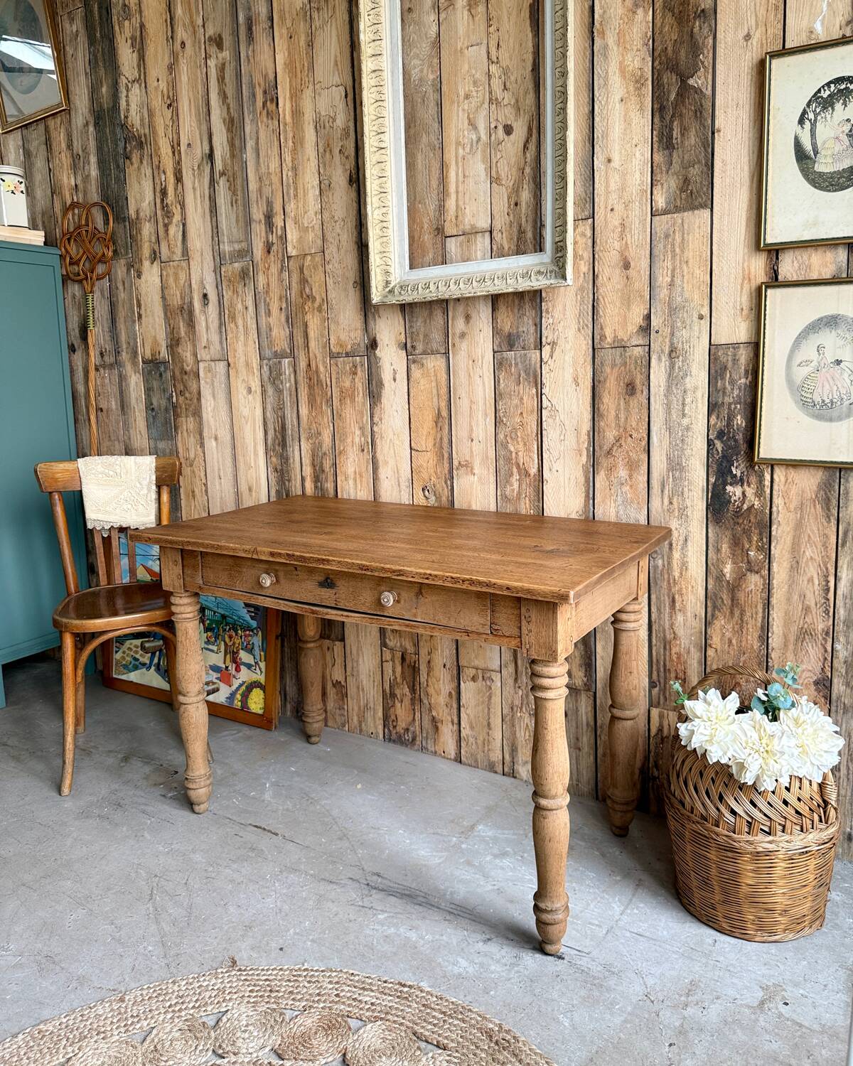 Table with turned legs in solid oak (renovated)