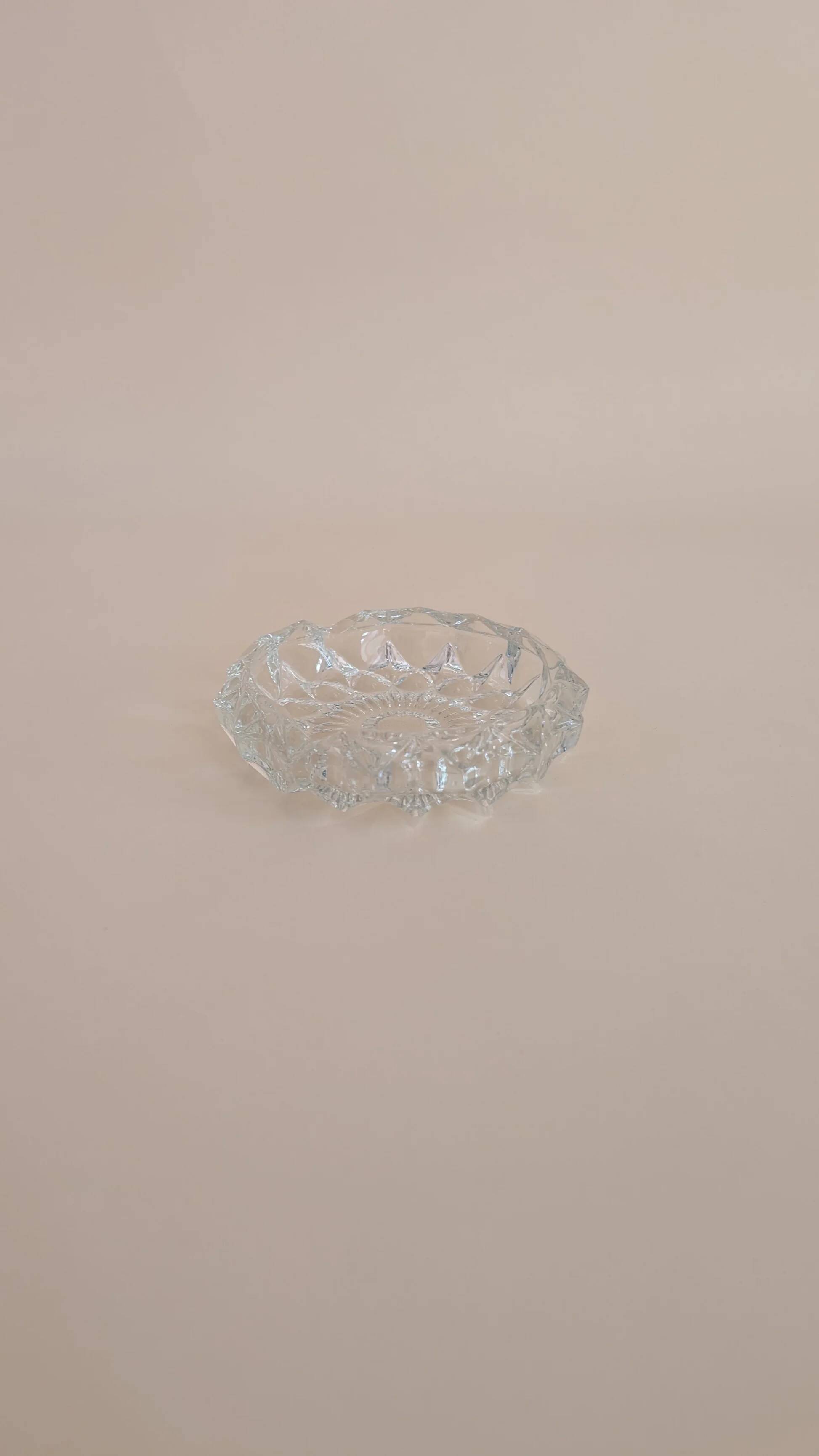 Round ashtray in chiseled glass