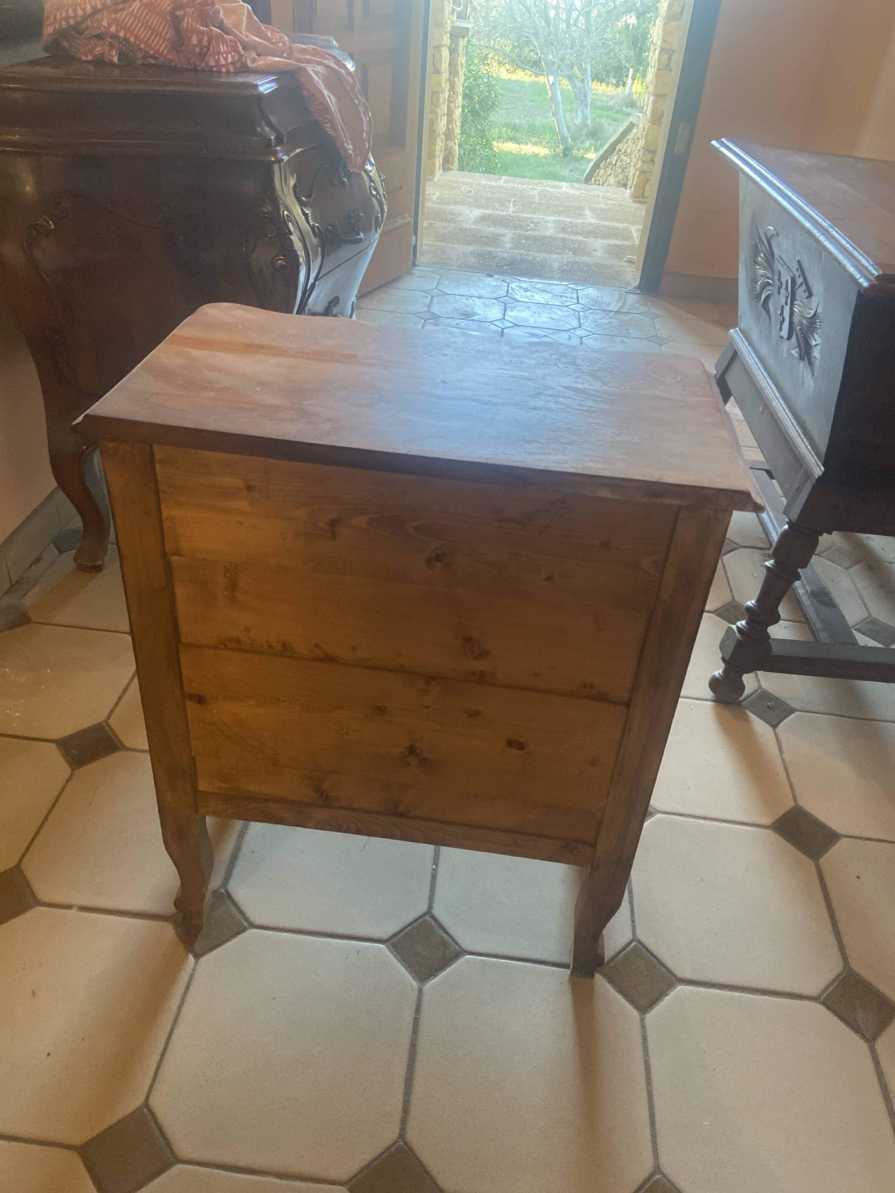 Small Provençal jump commode in light wood in Louis XV style.