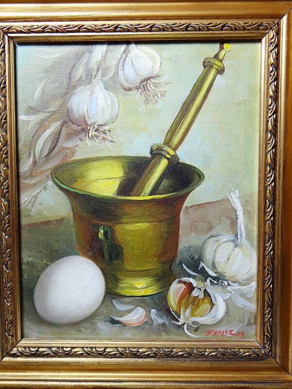 Nature morte ail, œuf et mortier signée Sarpe, 1979, huile sur toile