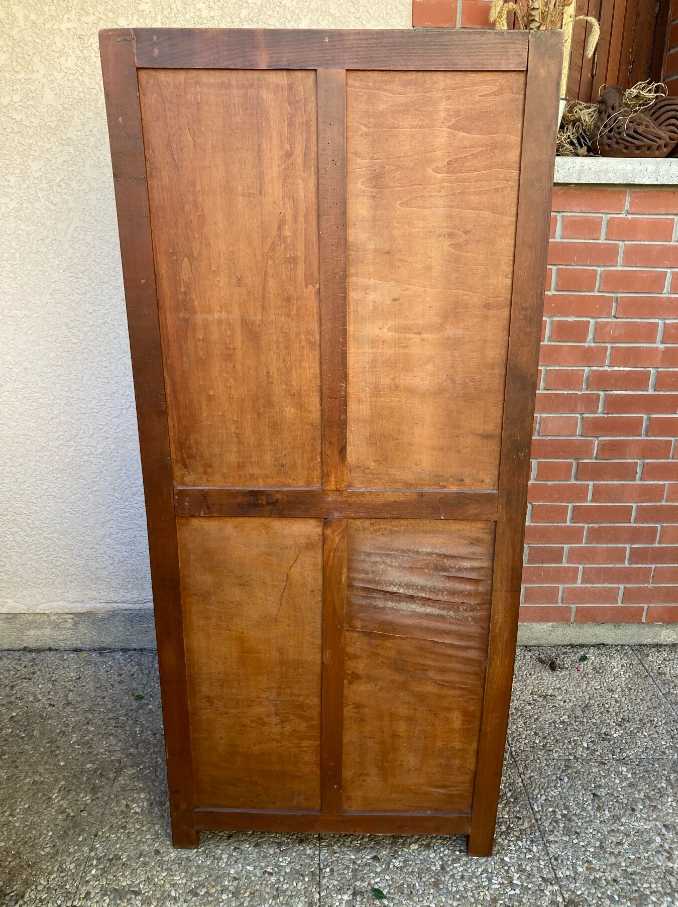 Old Parisian bonnetière