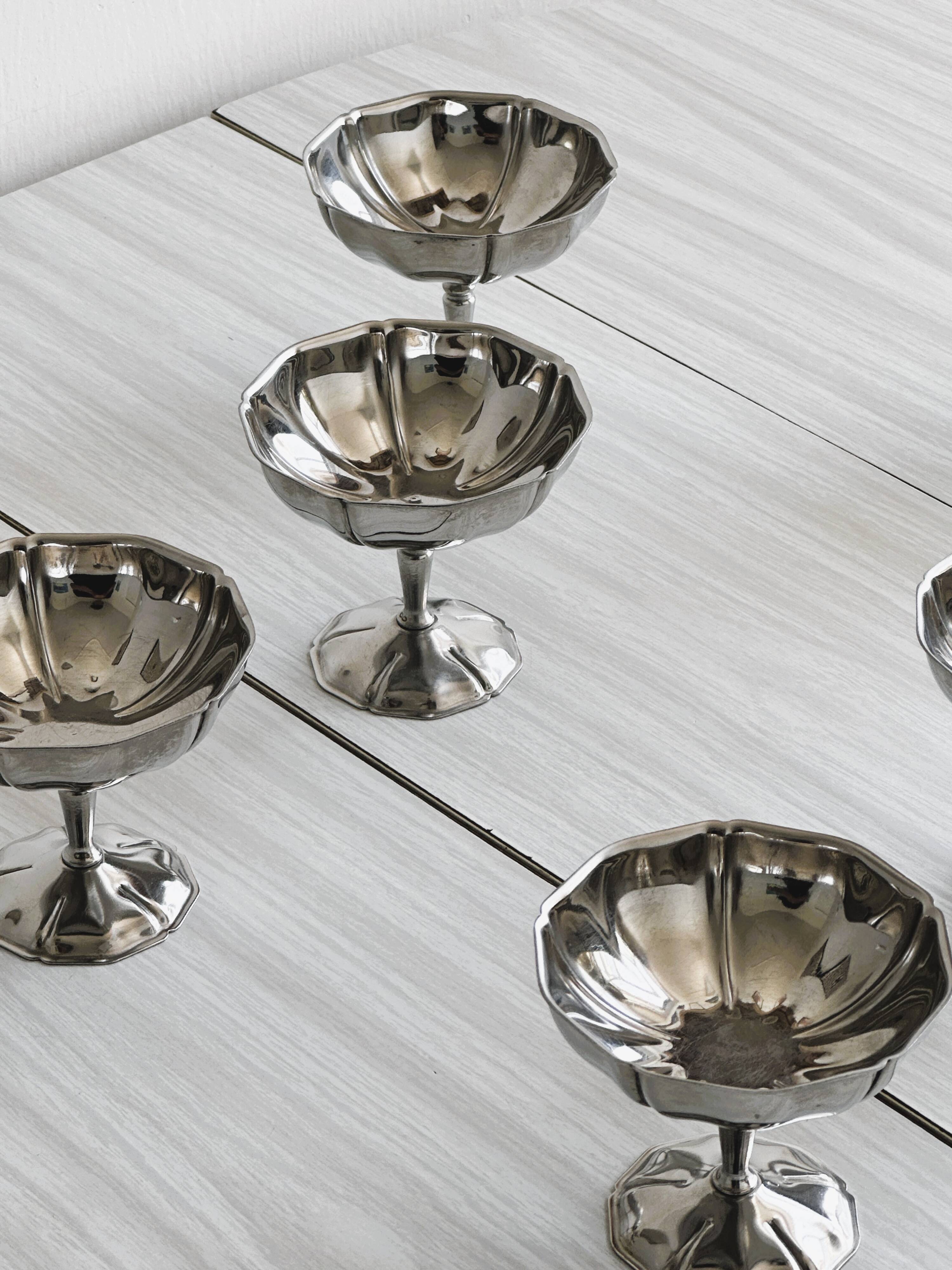 6 silver-plated stainless steel bowls, dessert bowls.