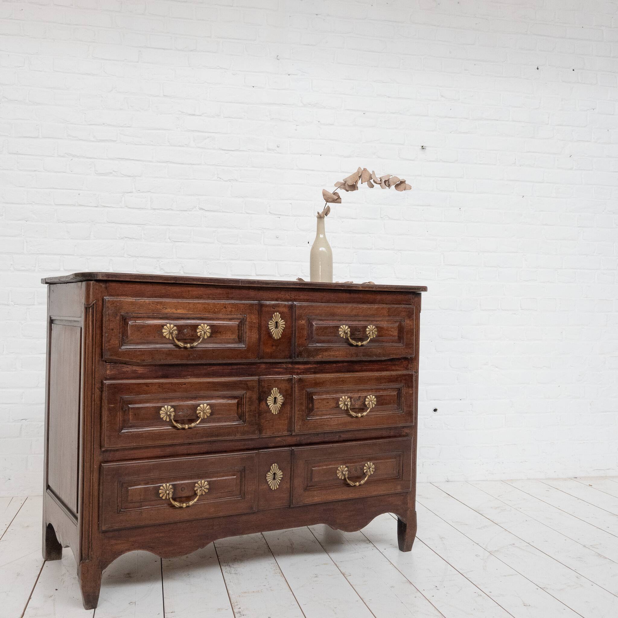 Commode Française Louis XVI en noyer, 18ème
