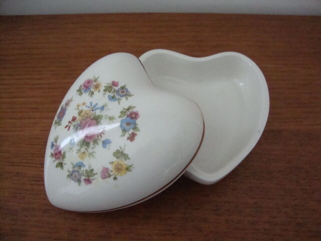 Jewelry box English porcelain in the shape of a heart decorated flowers