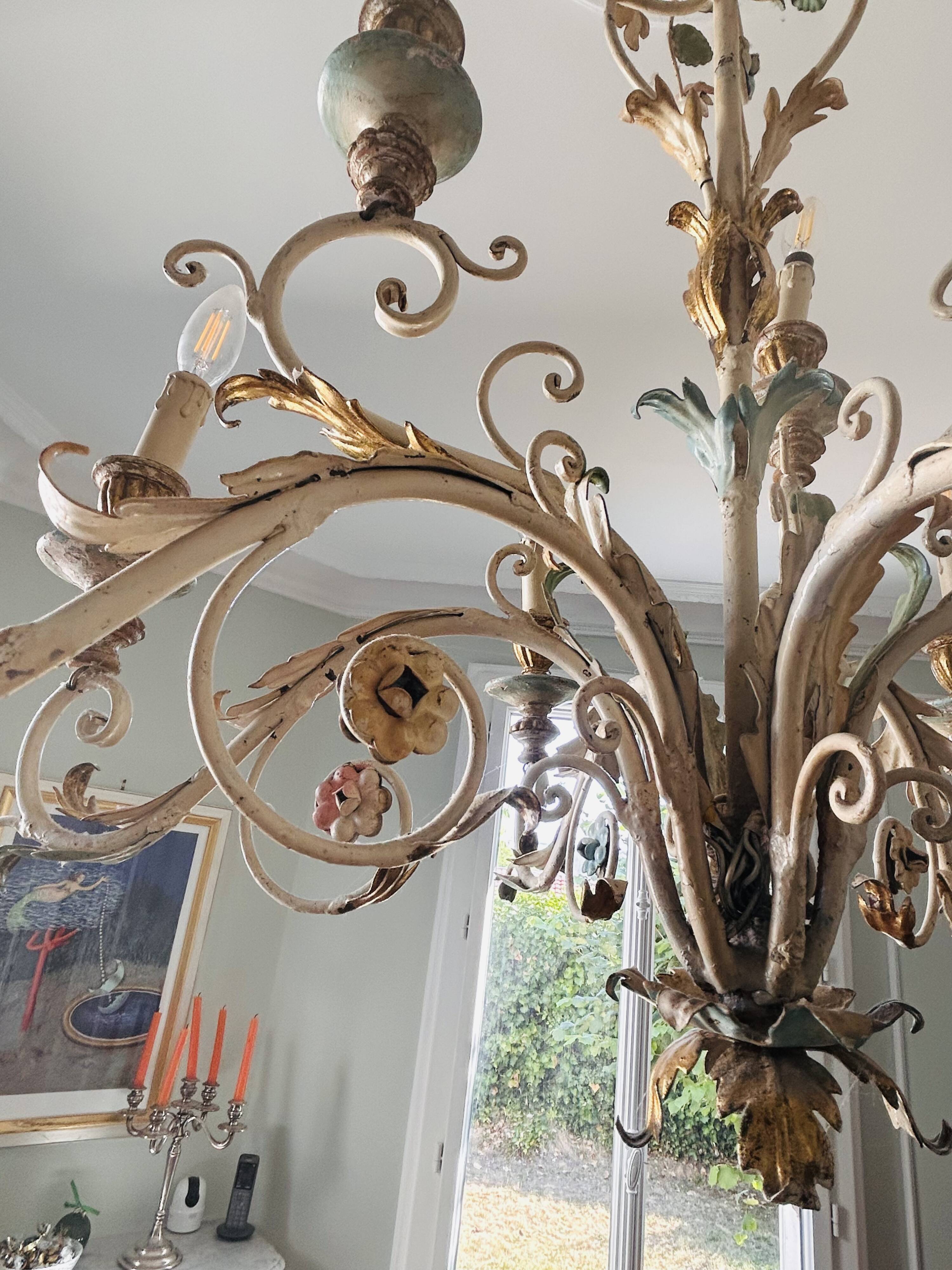 Lustre à bougies en fer forgé avec fleurs
