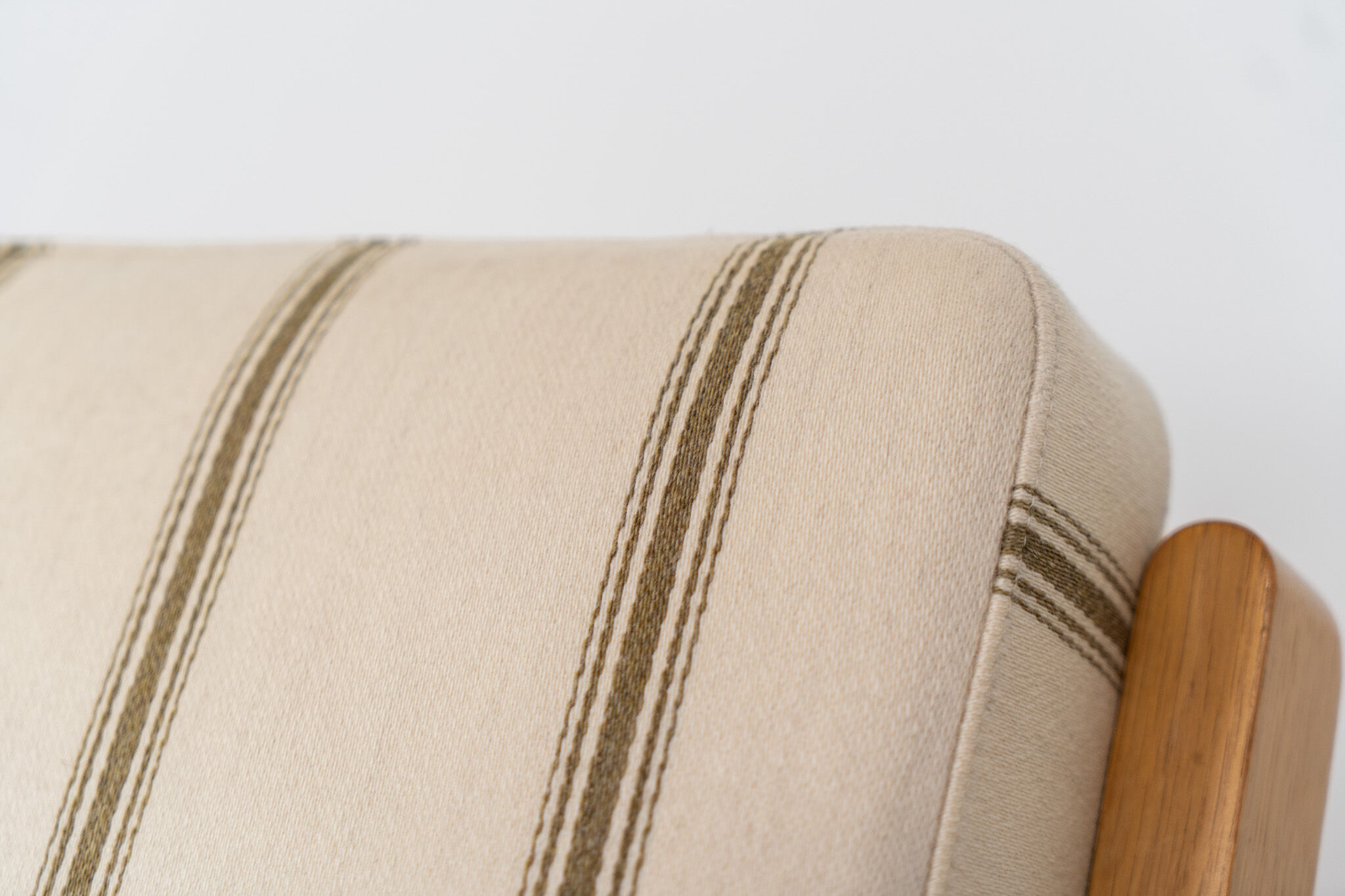 Pair of first-generation GE-290 lounge chairs designed by Hans J. Wegner.