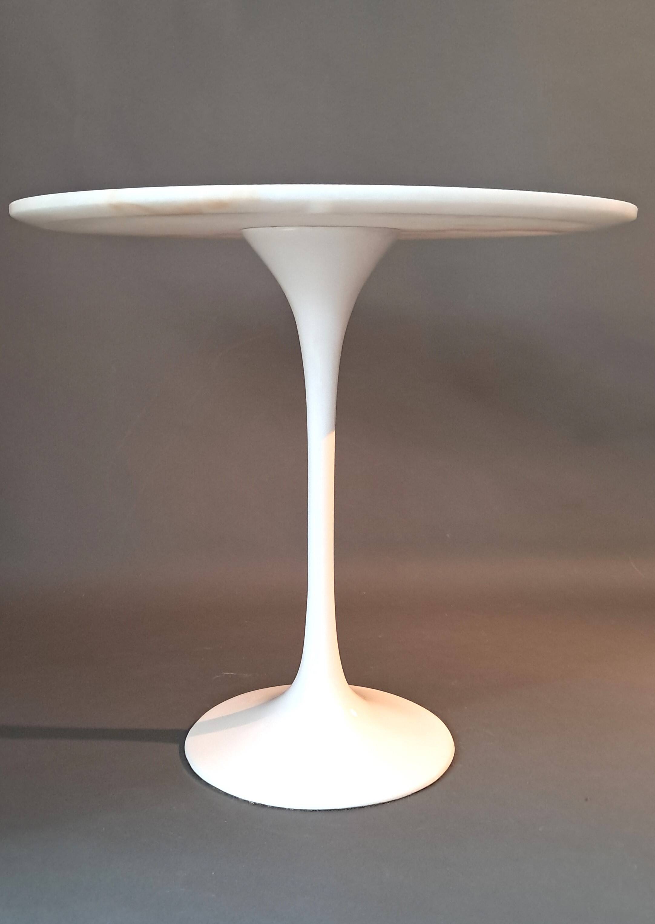 Tulip pedestal table in veined white marble and cast aluminum base, 1970/1980