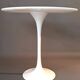 Tulip pedestal table in veined white marble and cast aluminum base, 1970/1980
