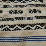 White and black 93x200cm rug