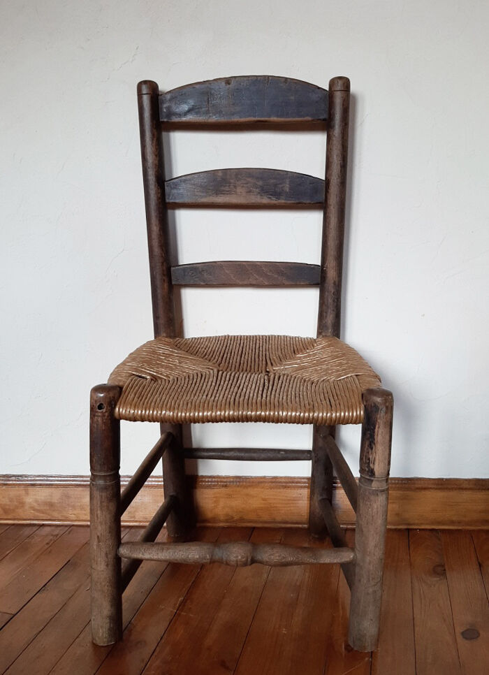 Chaise en bois et paille ancienne