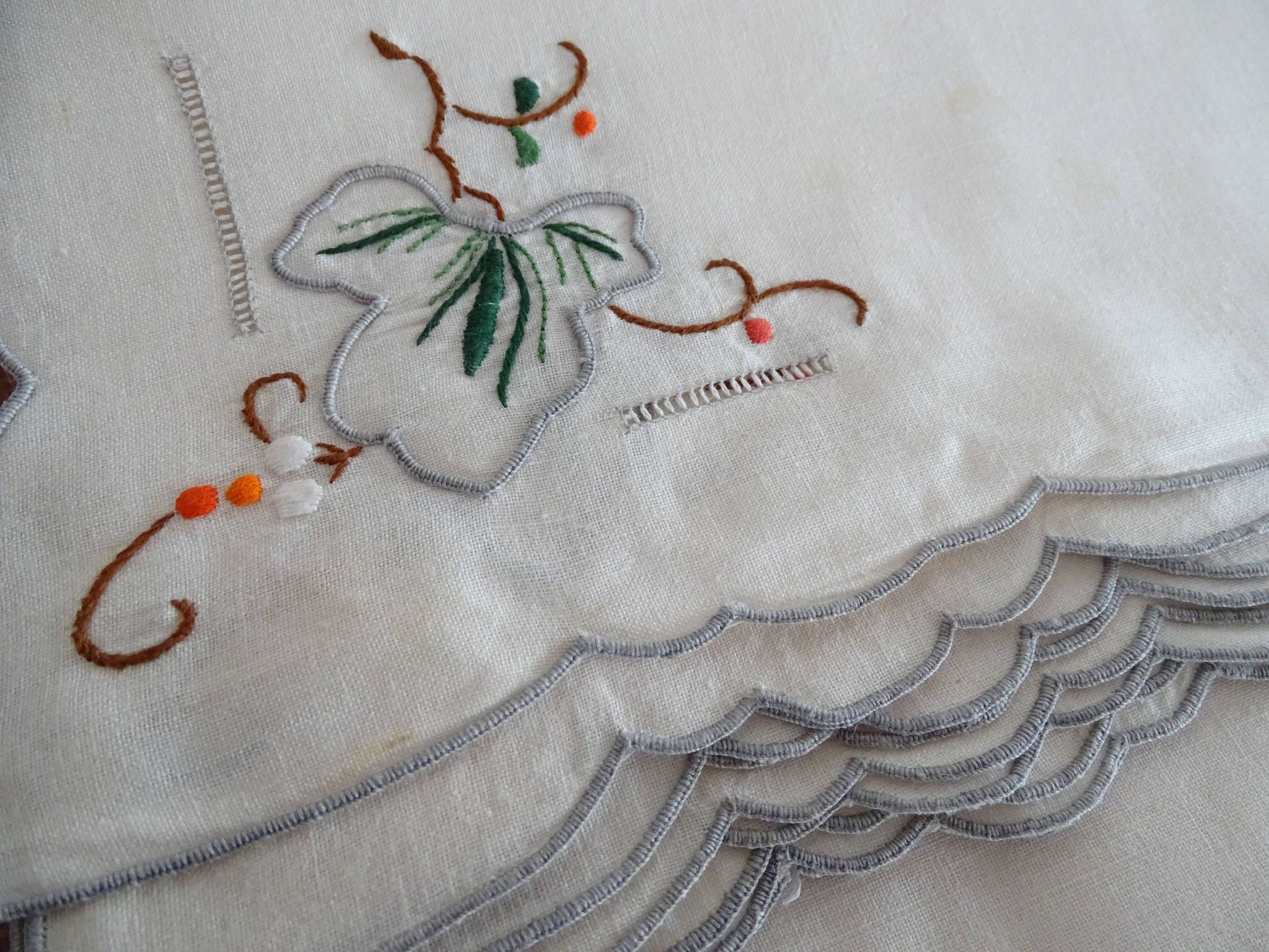 Tablecloth and 12 linen towels embroidery fine colorful flowers 255 x 170 - Old
