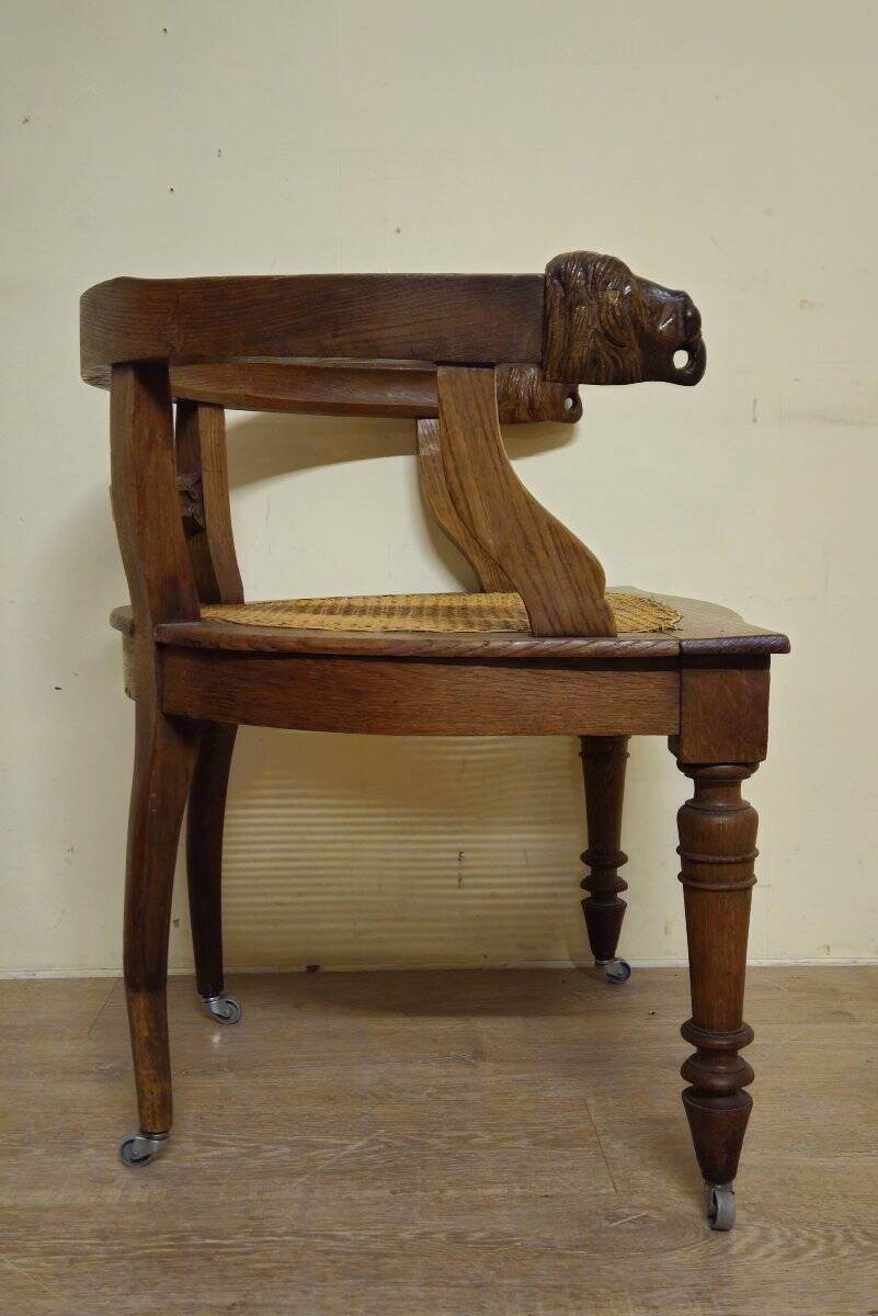 Fauteuil de bureau style Renaissance ancien en bois sculpté et assise cannée