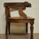 Fauteuil de bureau style Renaissance ancien en bois sculpté et assise cannée