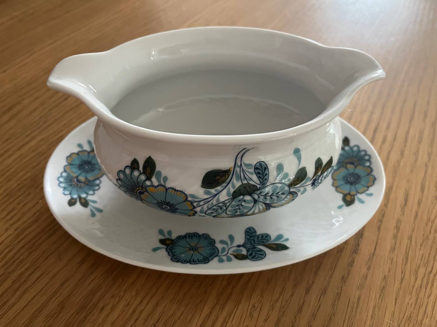 Porcelain sauce boat