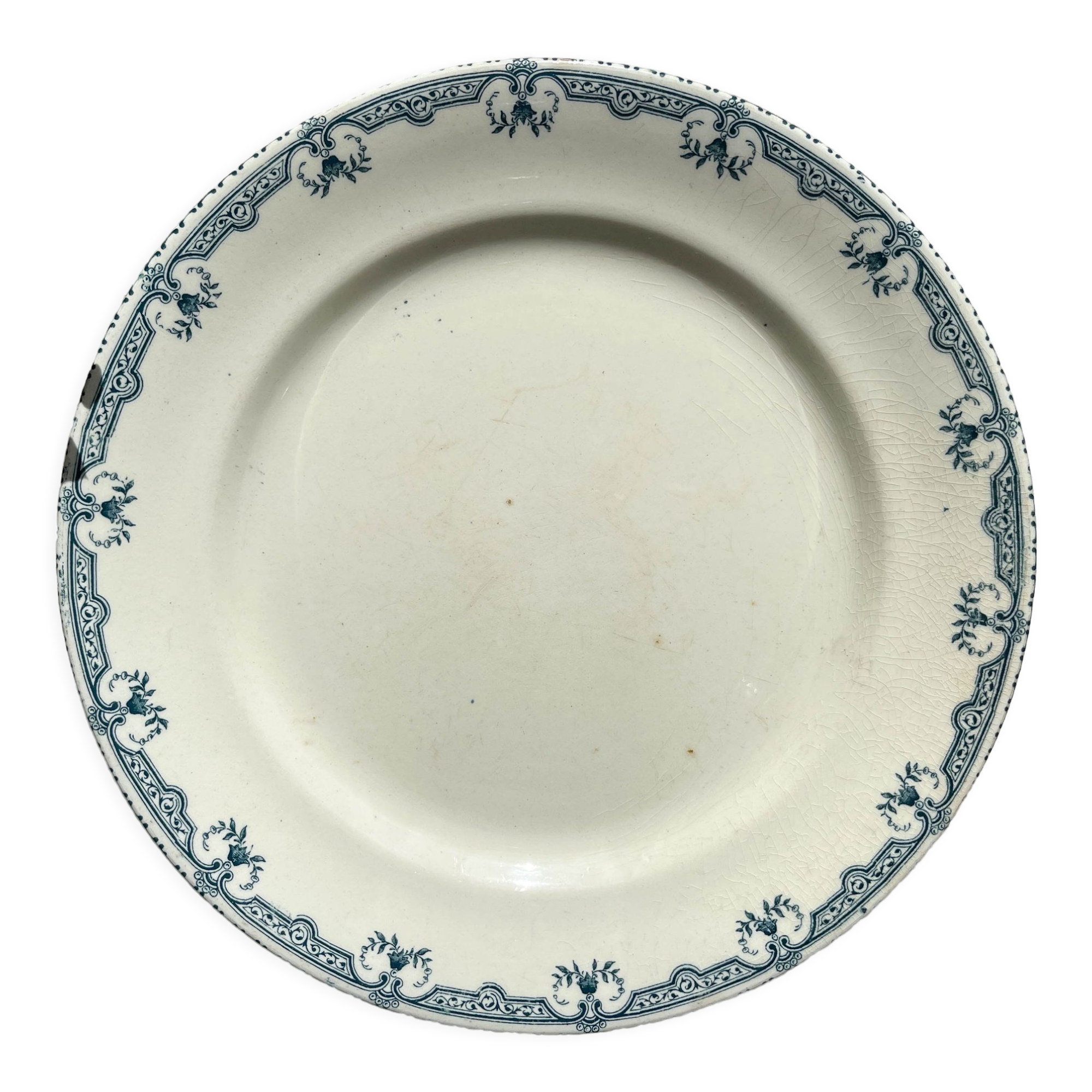 Round plate terre de fer salins model parmentier made in france