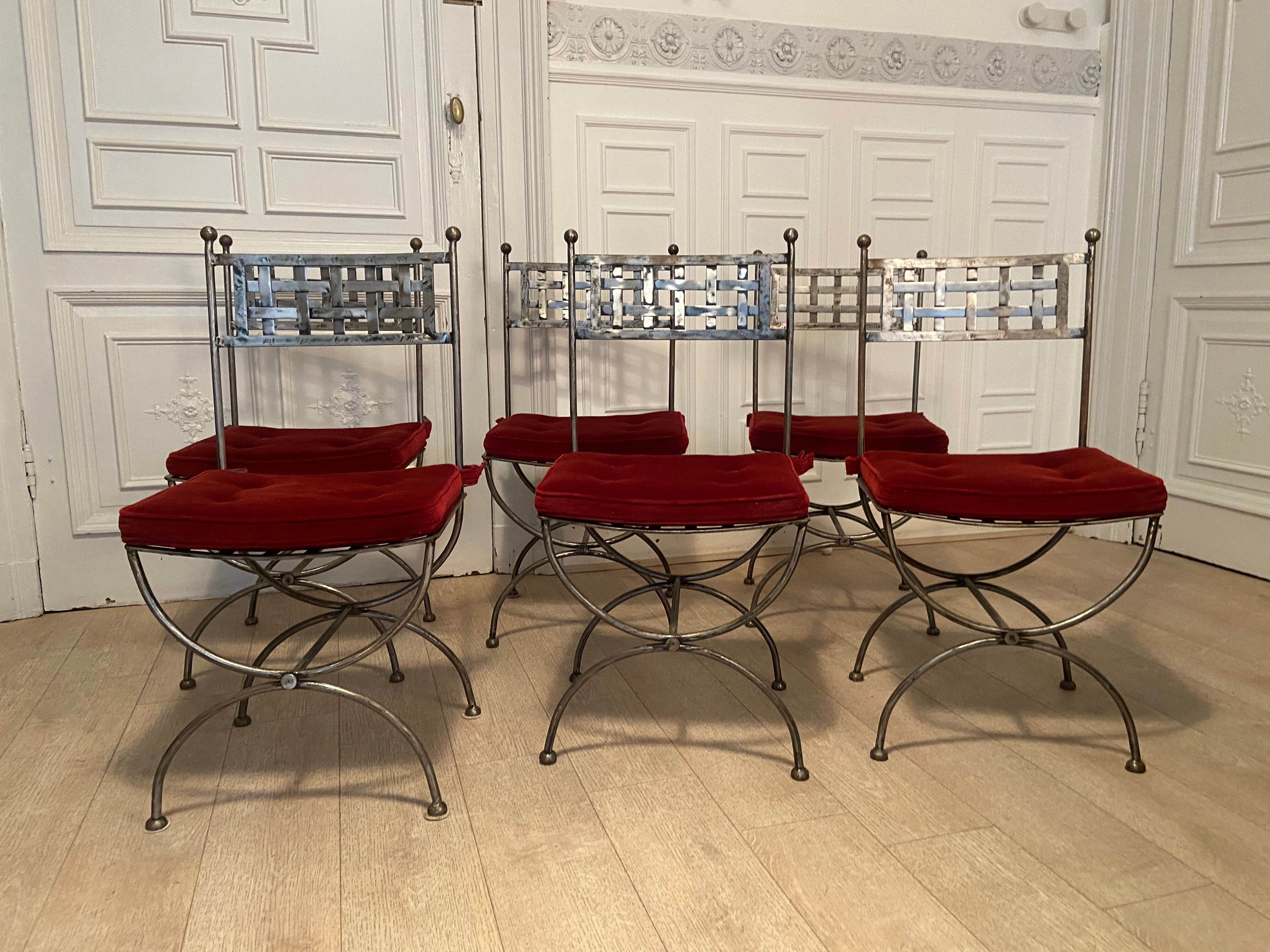 6 chaises curule en fer forgé avec assise en velours rouge