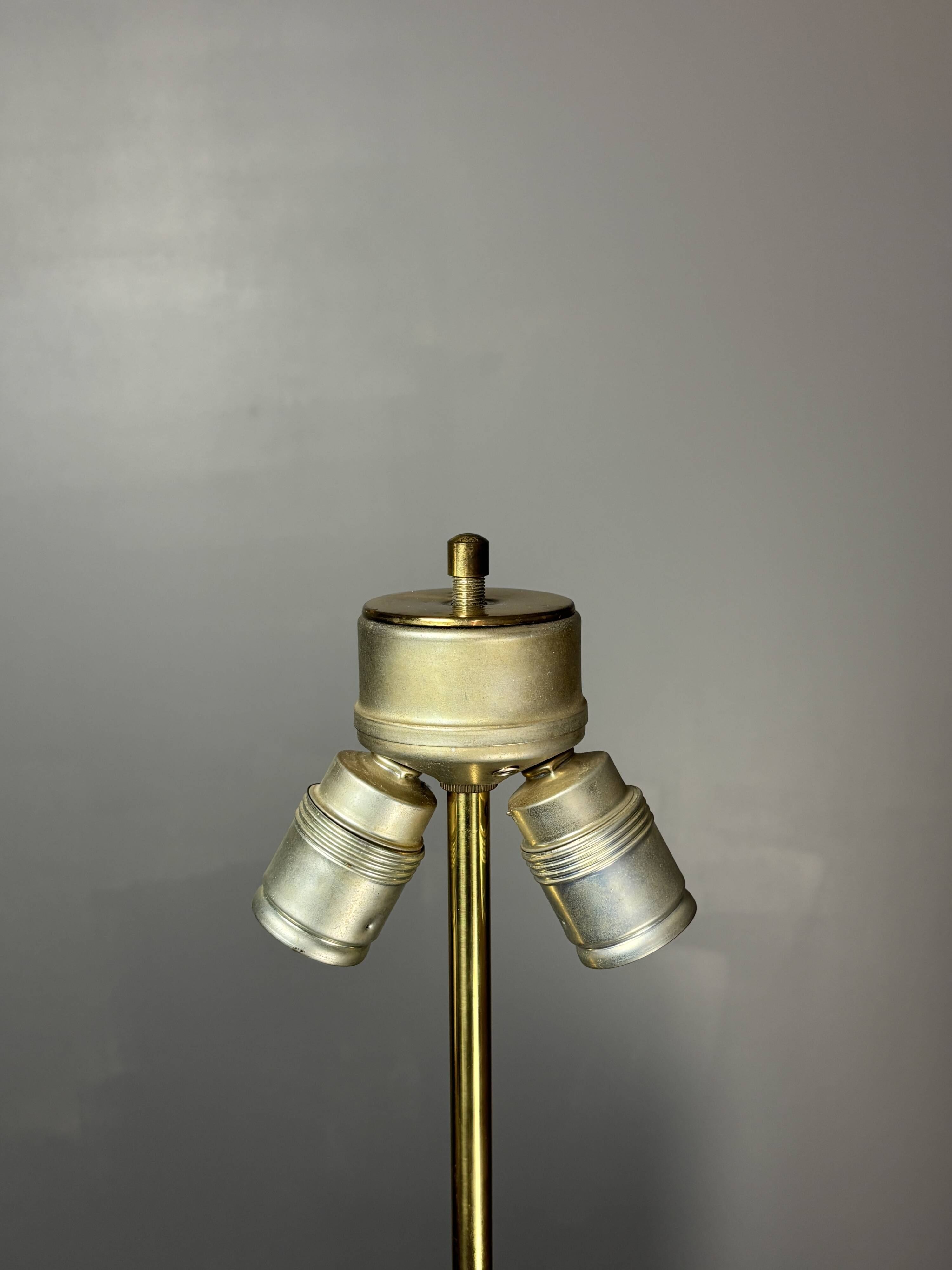 Lampe de table en rattan, bambou et laiton à tige en crayon du milieu du siècle. Années 1970.