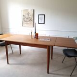 Scandinavian extendable table