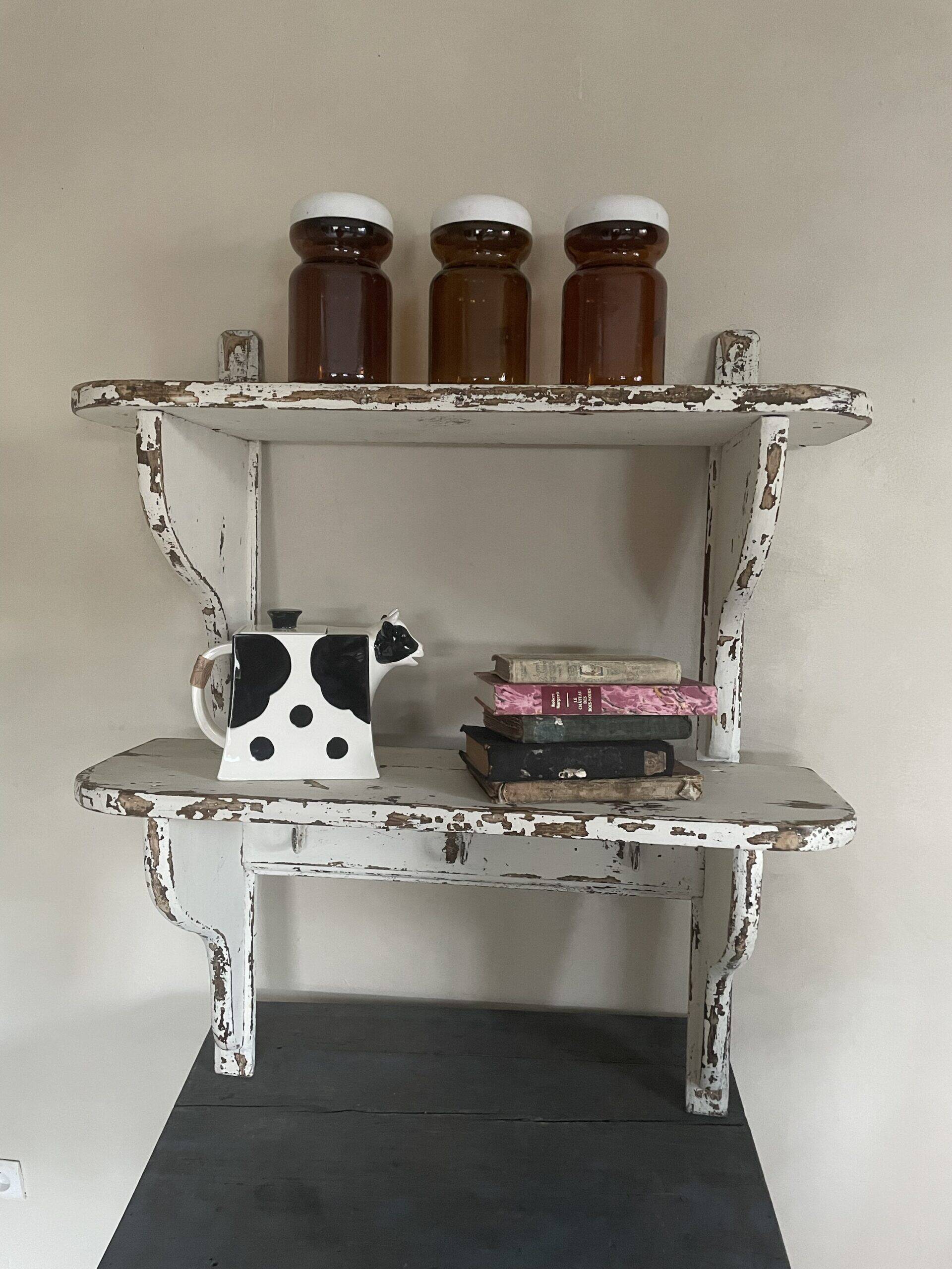 Country chic kitchen shelf