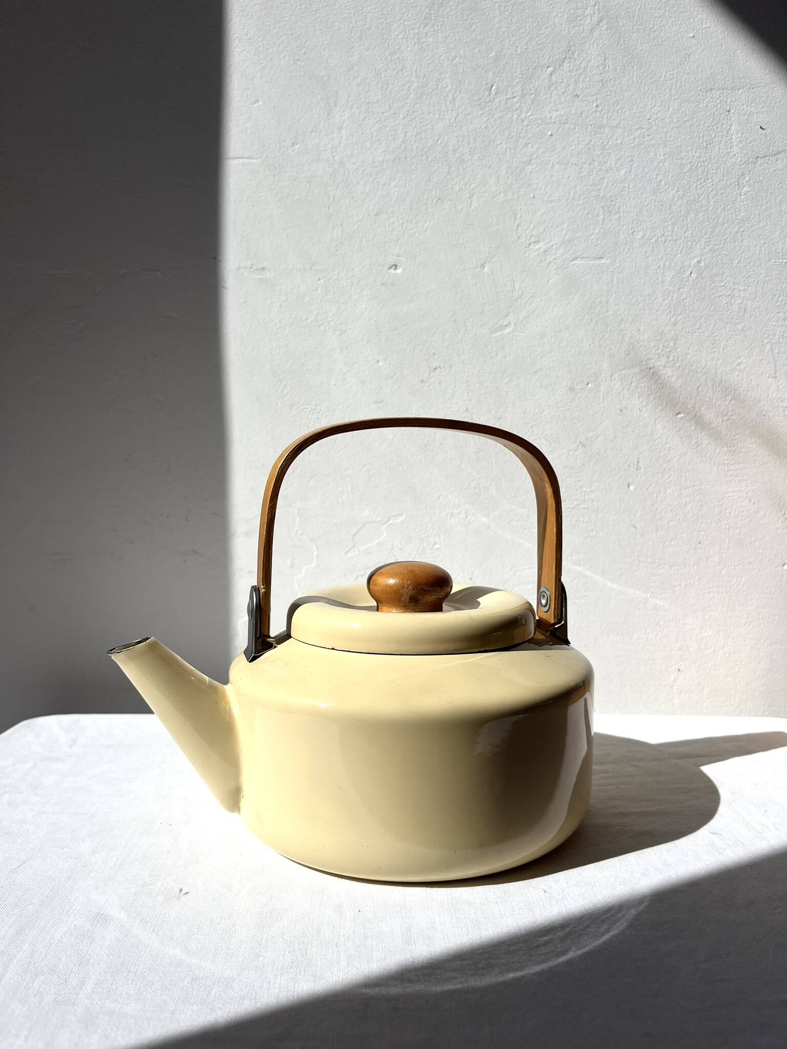 Vintage enamelled metal kettle in beige, Copco style.