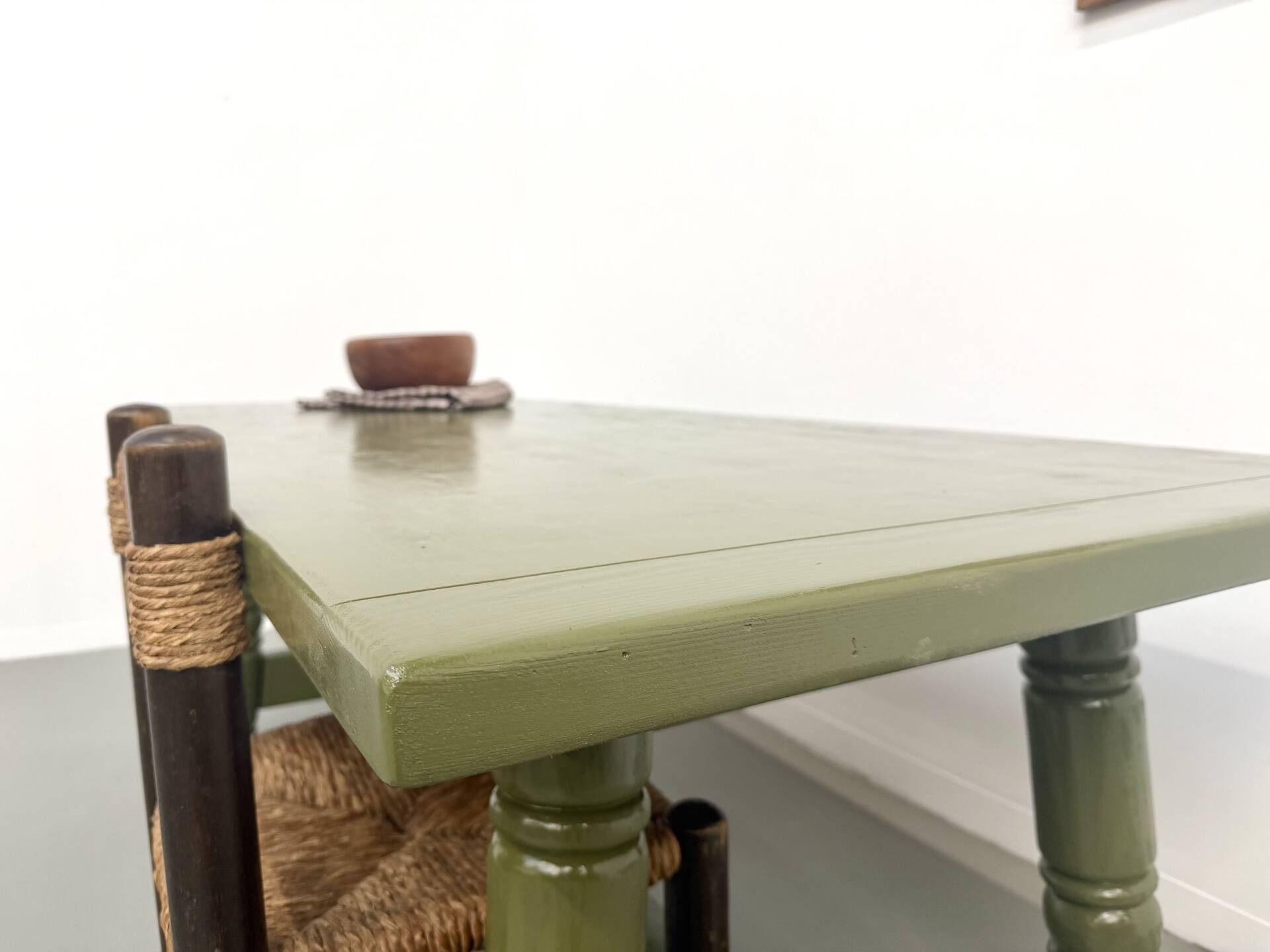 Glossy olive green lacquered dining table — DLG Georges Robert, Circa 1970