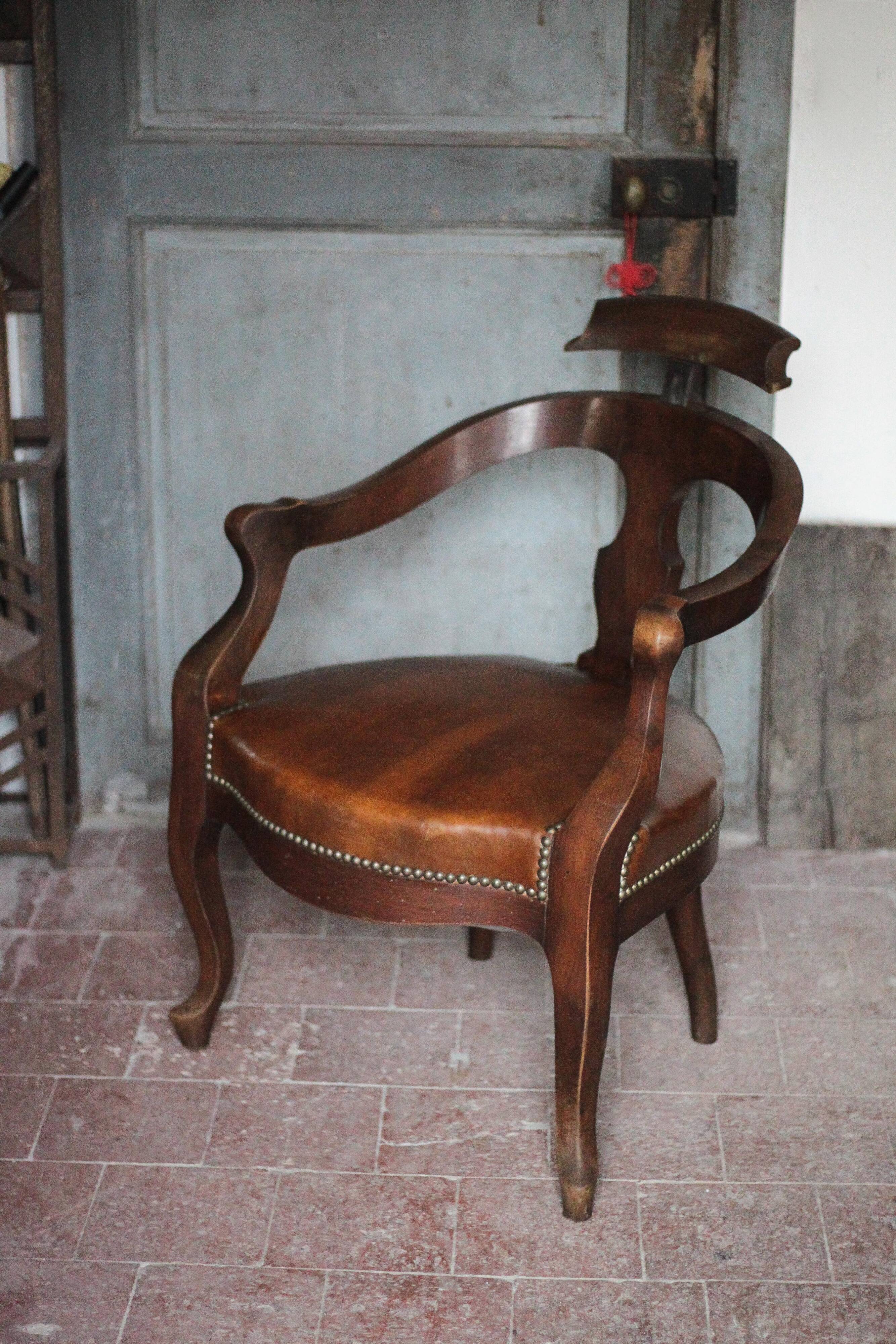 Barber chair in wood and leather with adjustable headrest, office chair.