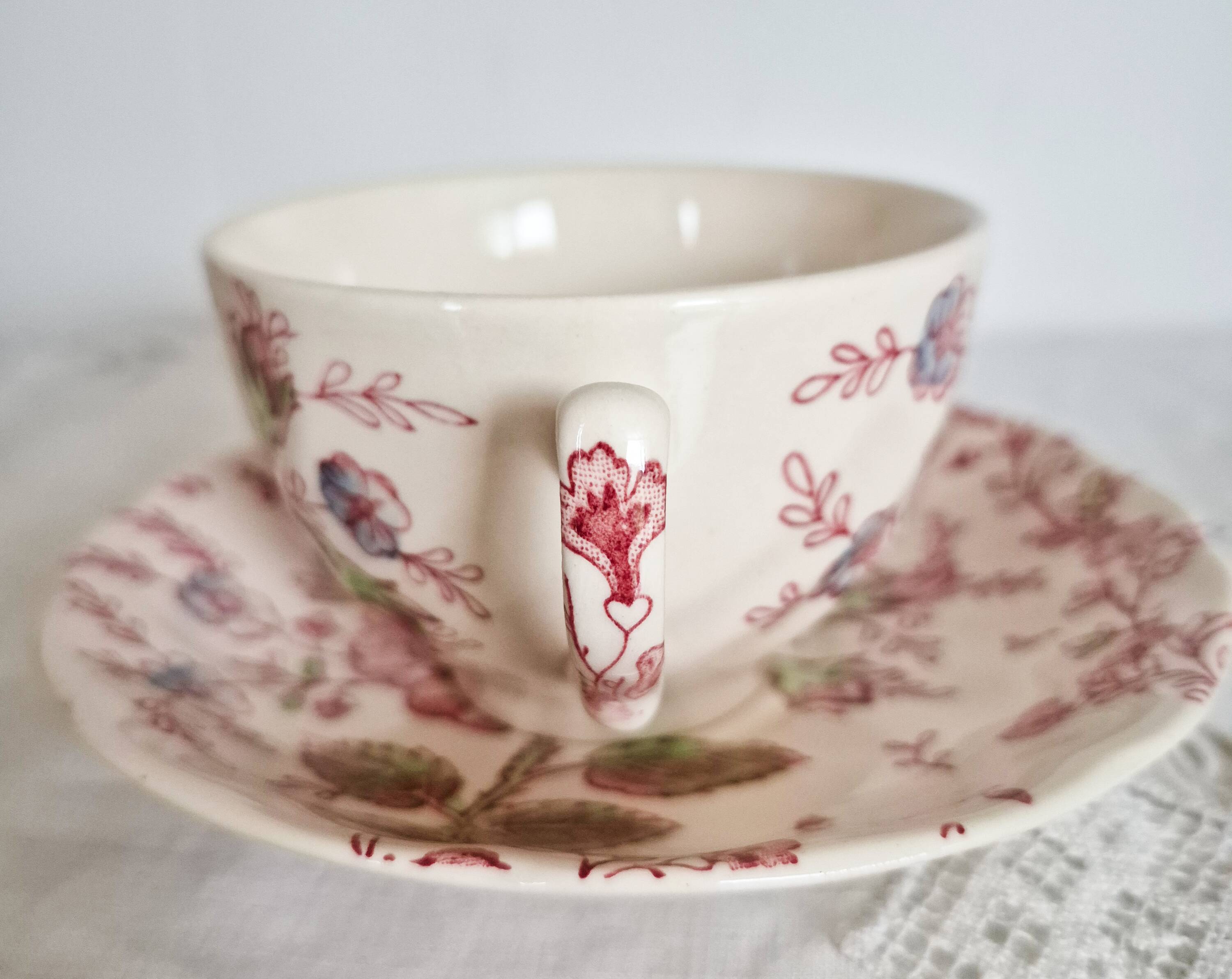 Tasse et sous-tasse , Johnson Brothers  modèle Rose Schintz . en excellent