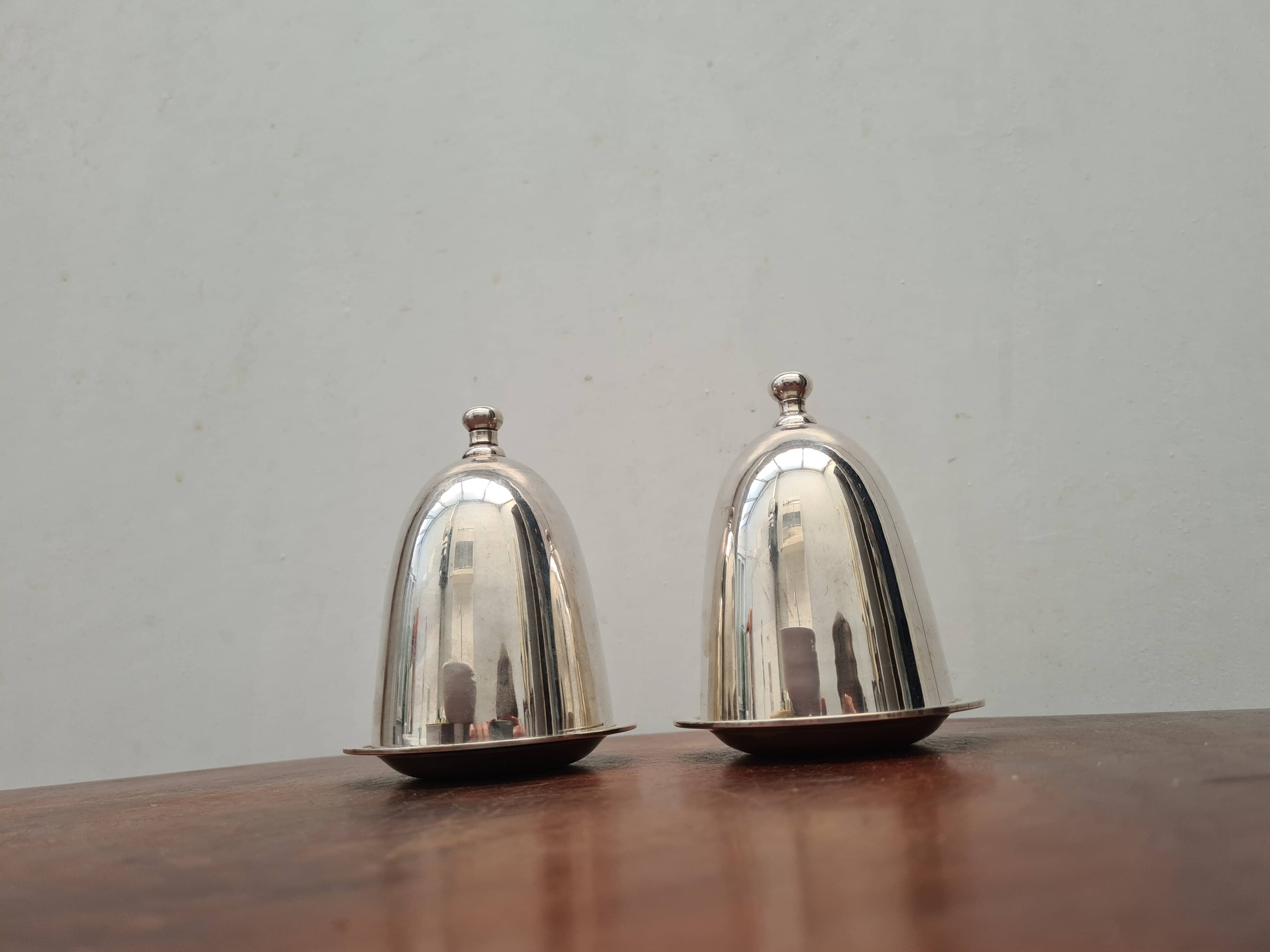 Paire de coquetier en métal argenté