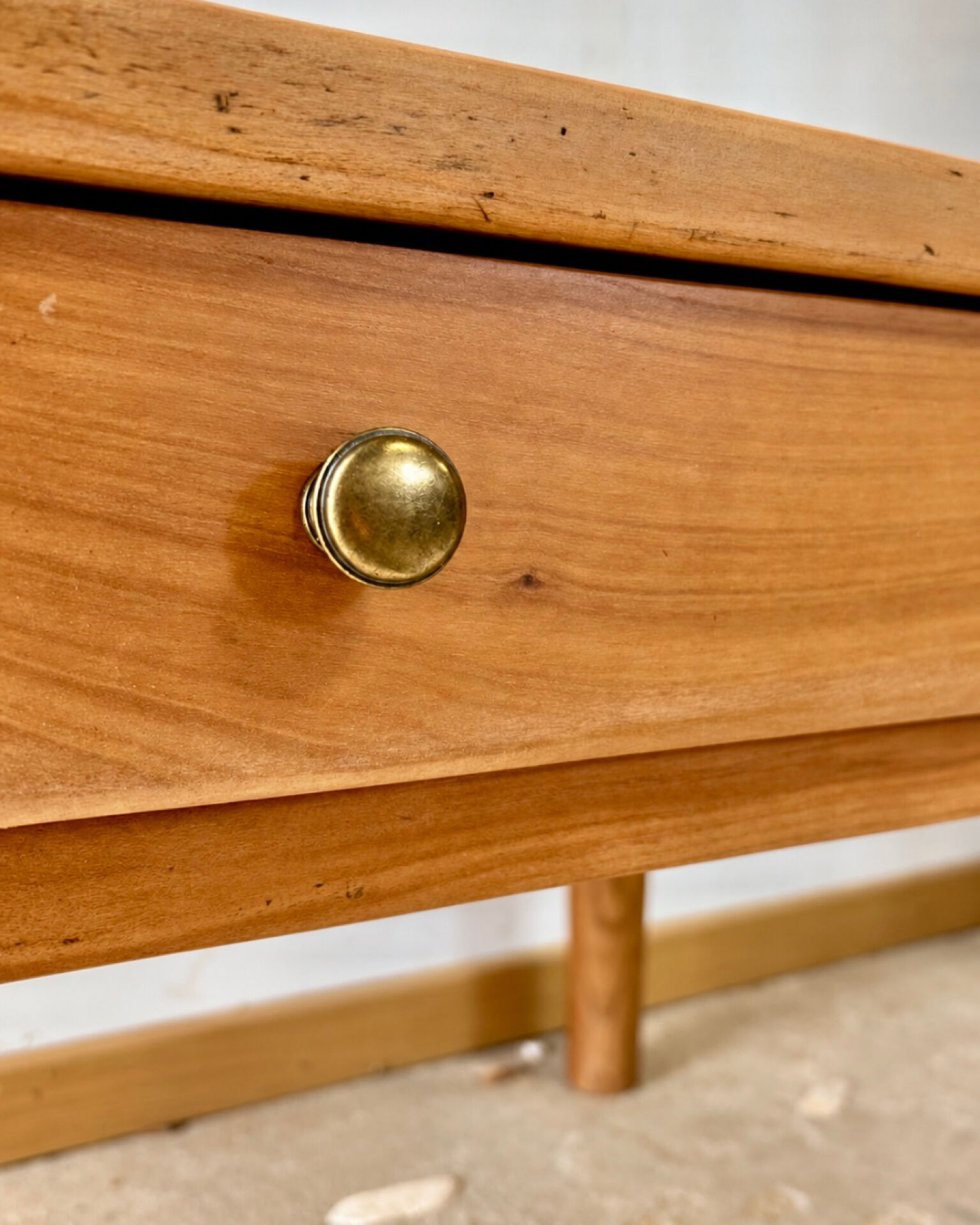 Antique coffee table in solid elm with turned legs.