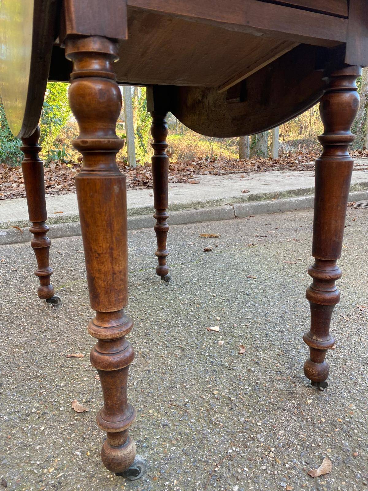 Oval extendable table with leaves Louis Philippe in solid wood, 19th century, with drawer.