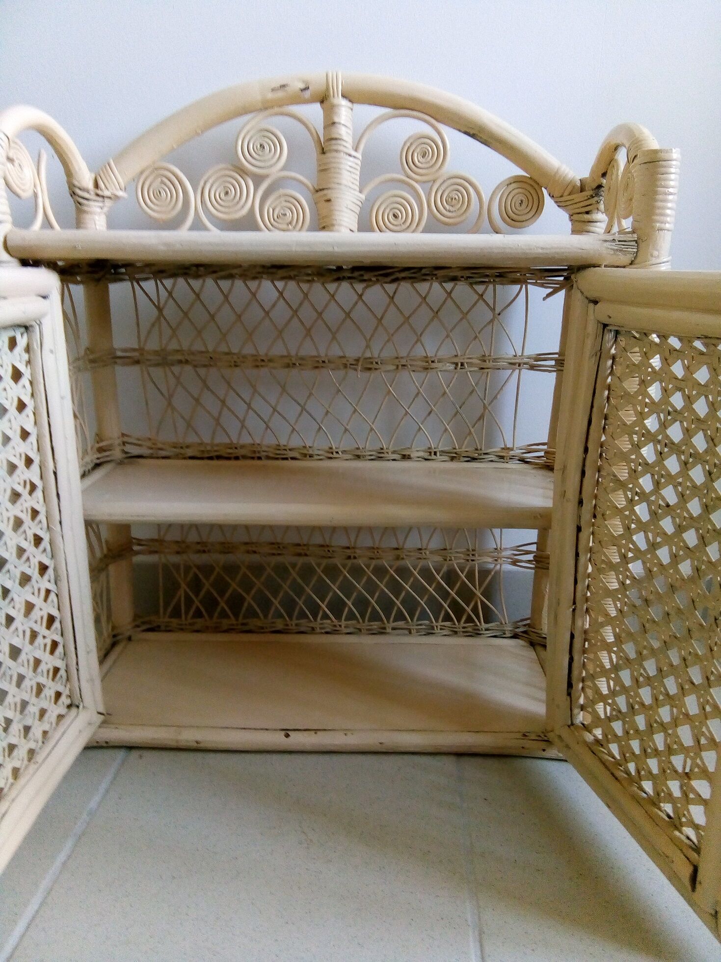 Rattan shelf bamboo 2 doors