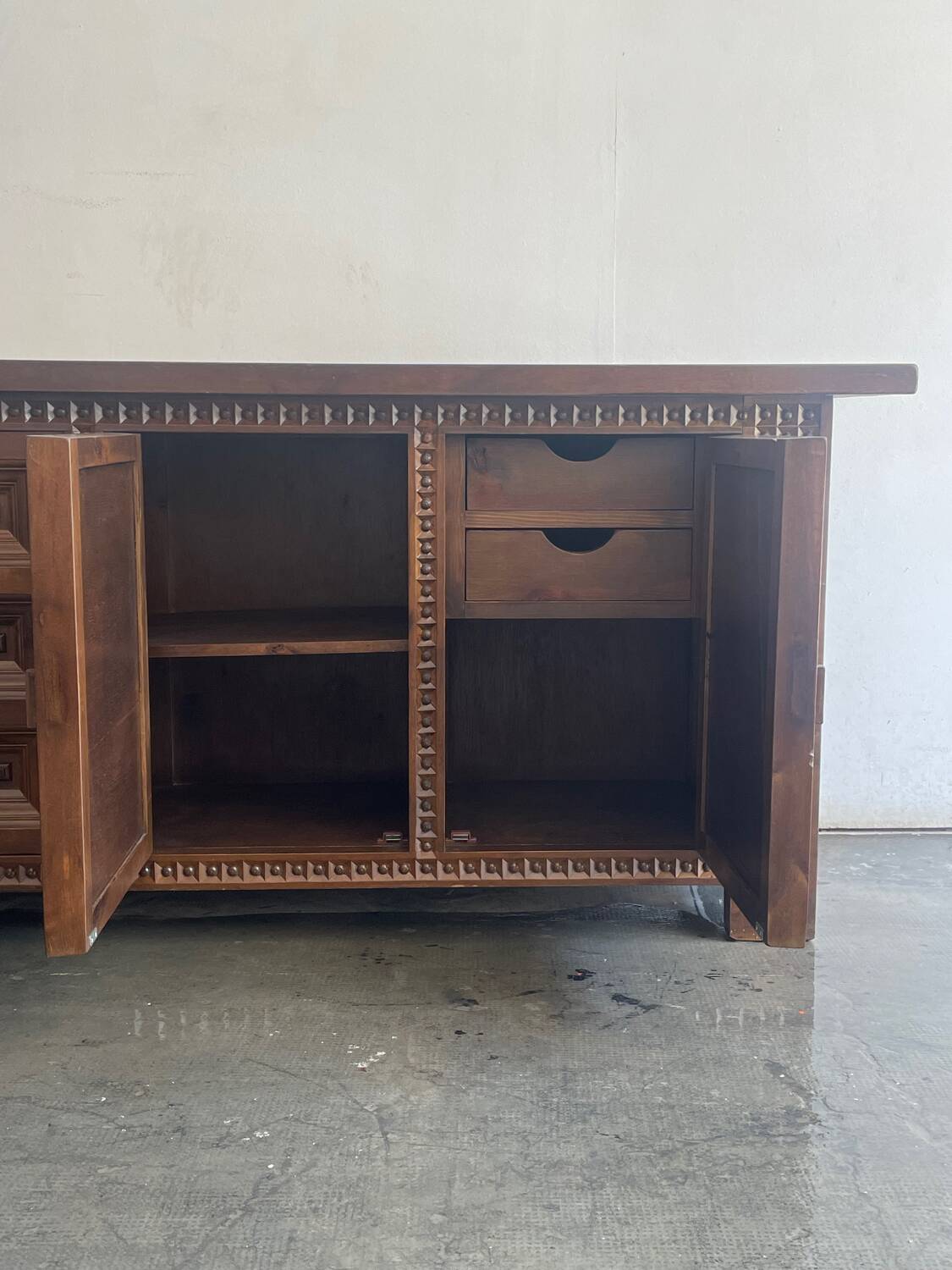 Buffet espagnol en bois massif, Espagne, années 1960