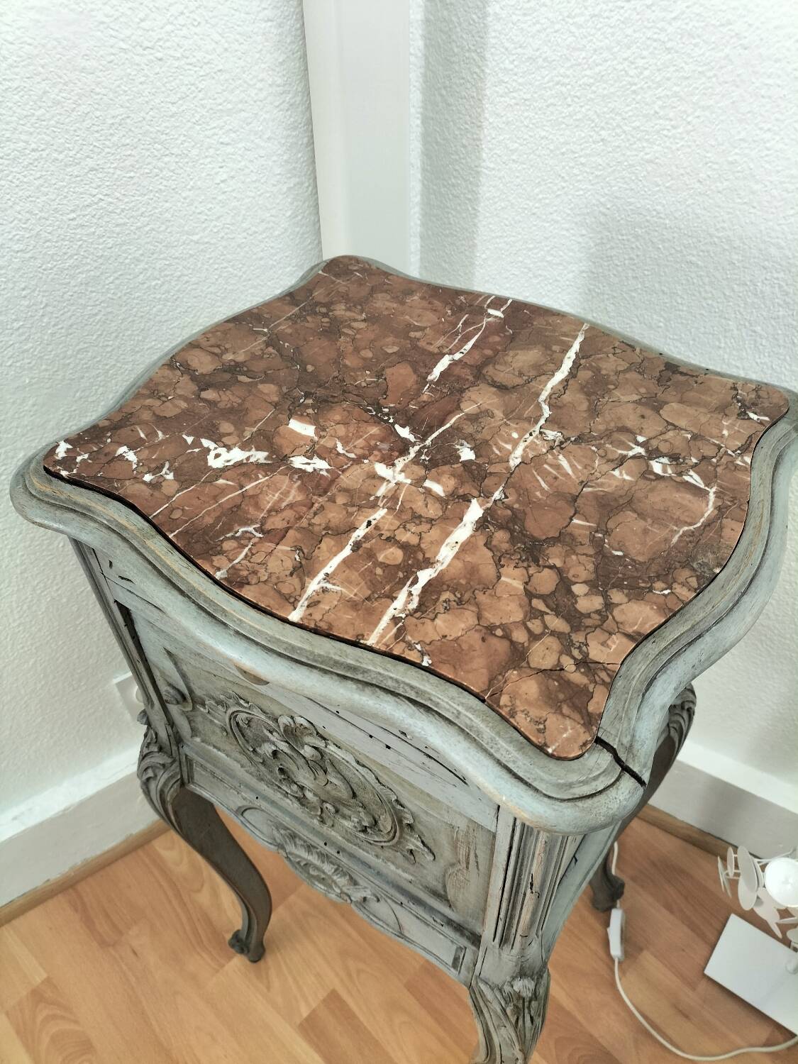 Table de chevet en bois et marbre, 1 tiroir et 1 placard
