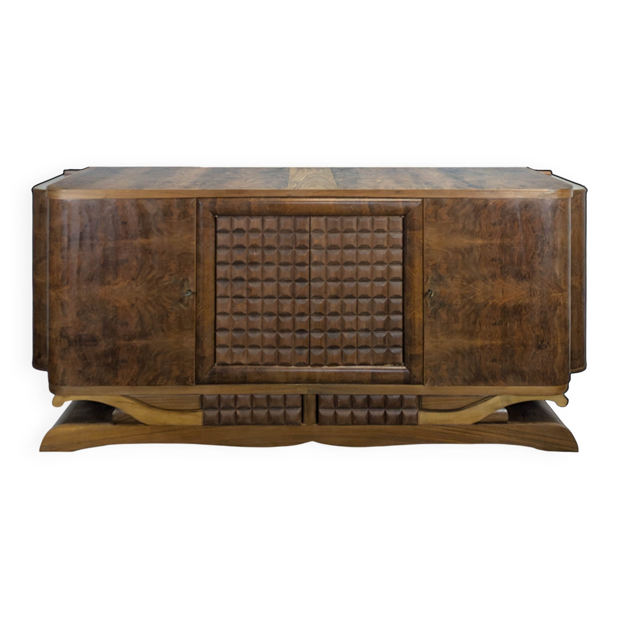 Brutalist enfilade with diamond points