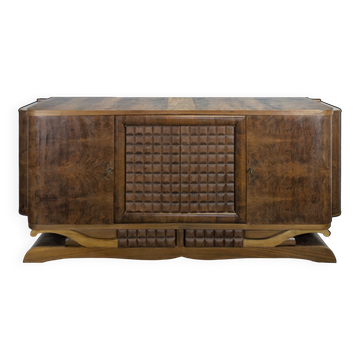 Enfilade brutaliste à pointes de diamant